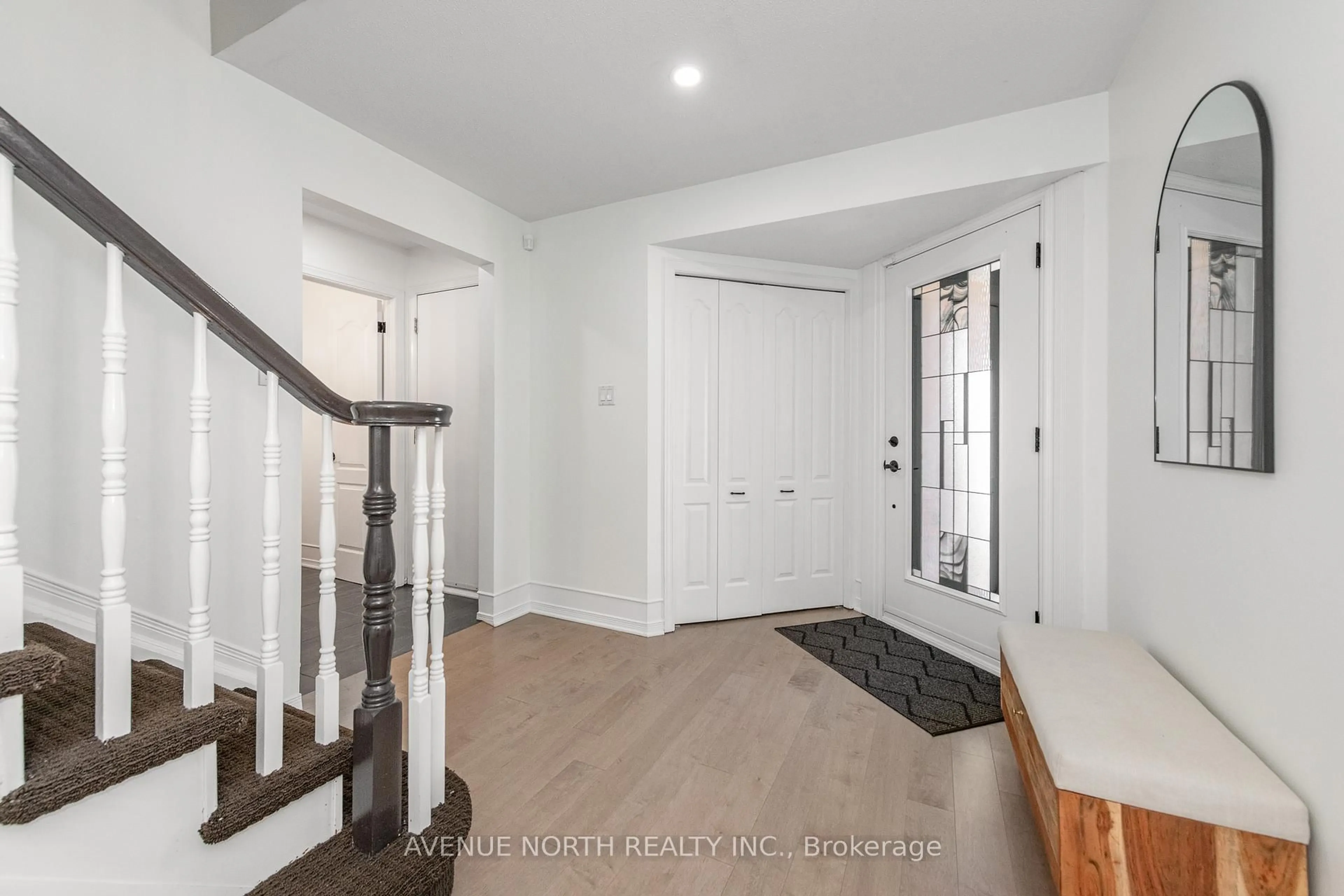 Indoor entryway for 3028 Courtyard Cres, Ottawa Ontario K1T 3R7