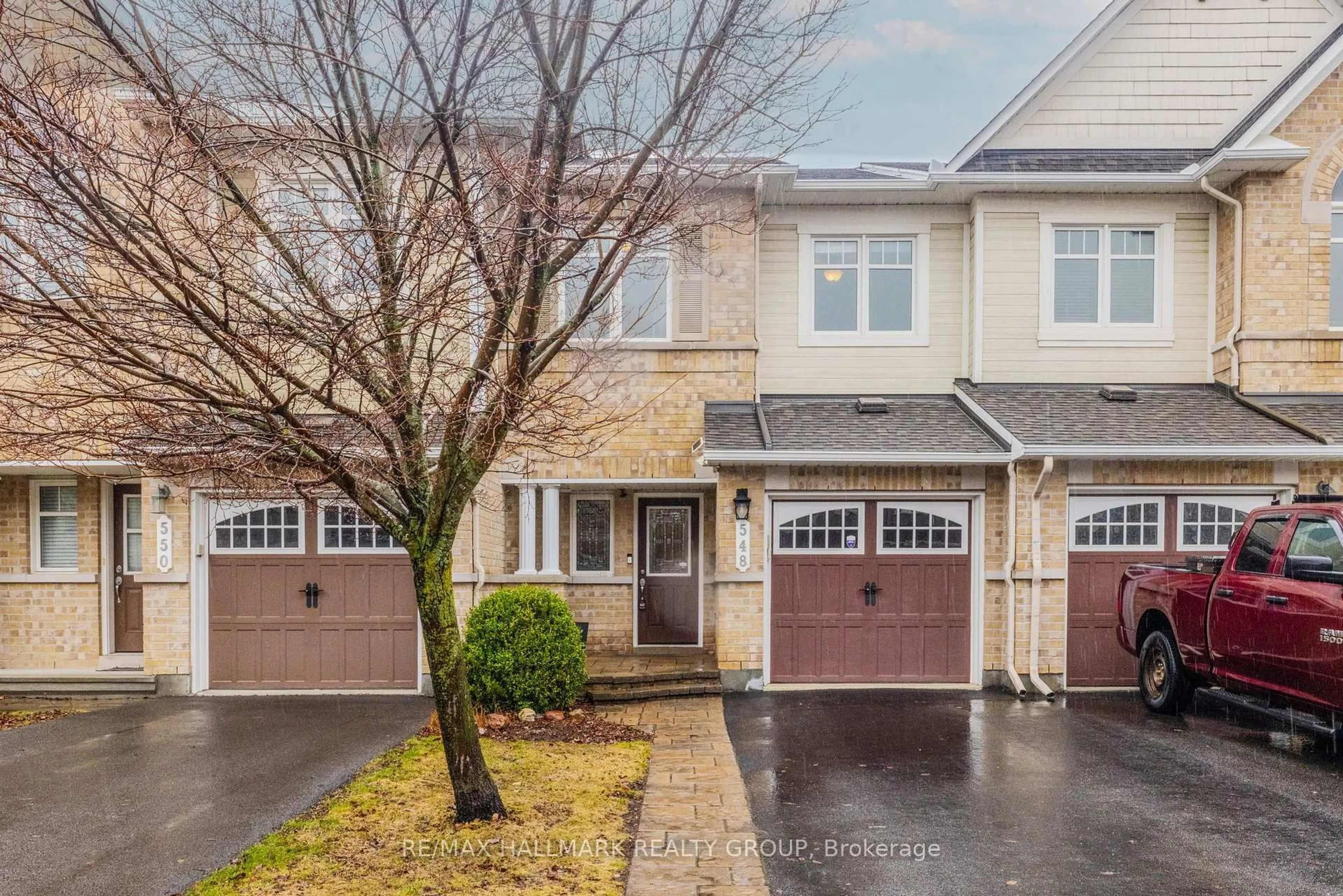 A pic from outside/outdoor area/front of a property/back of a property/a pic from drone, street for 548 Langelier Ave, Ottawa Ontario K1W 0E7