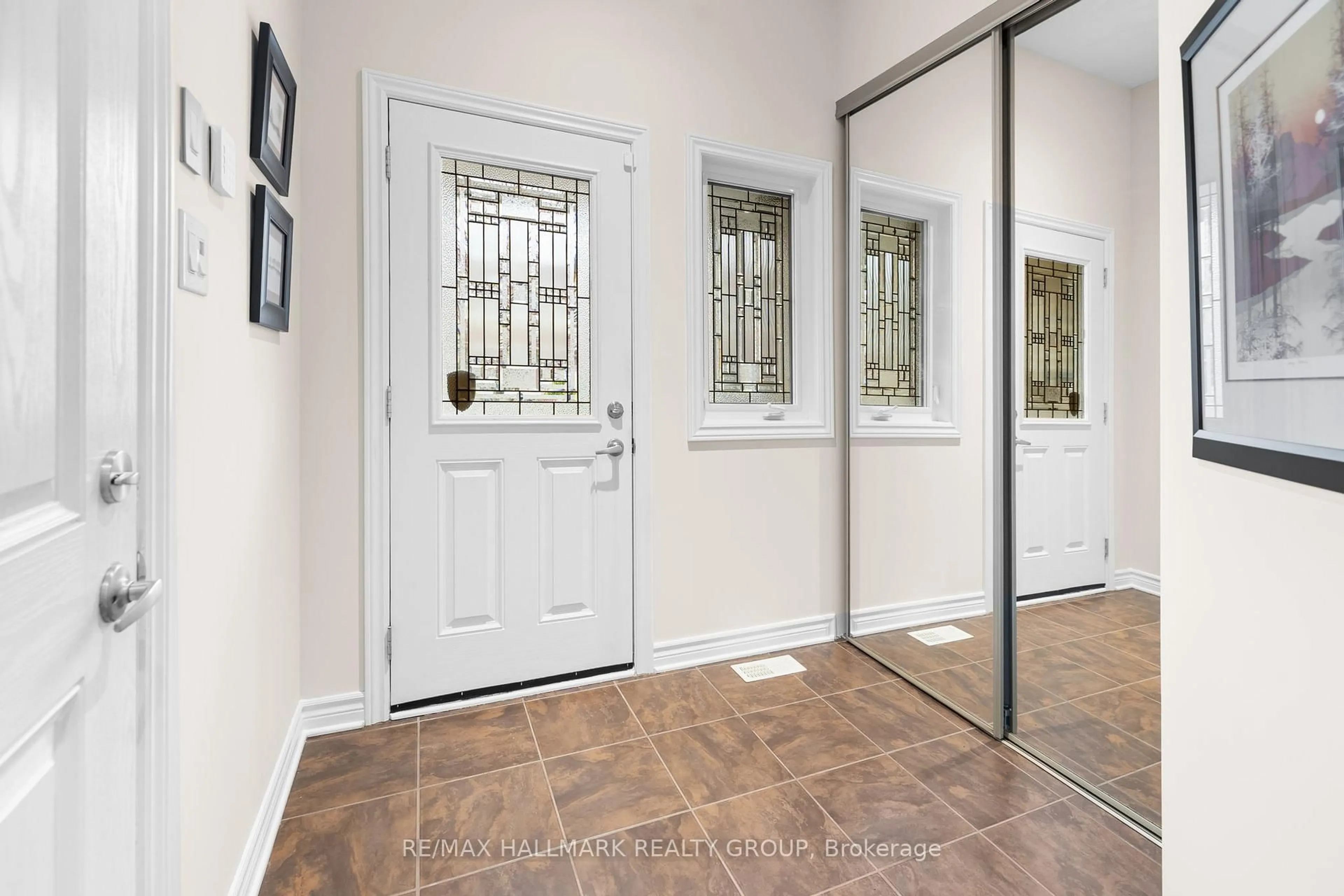 Indoor entryway for 548 Langelier Ave, Ottawa Ontario K1W 0E7