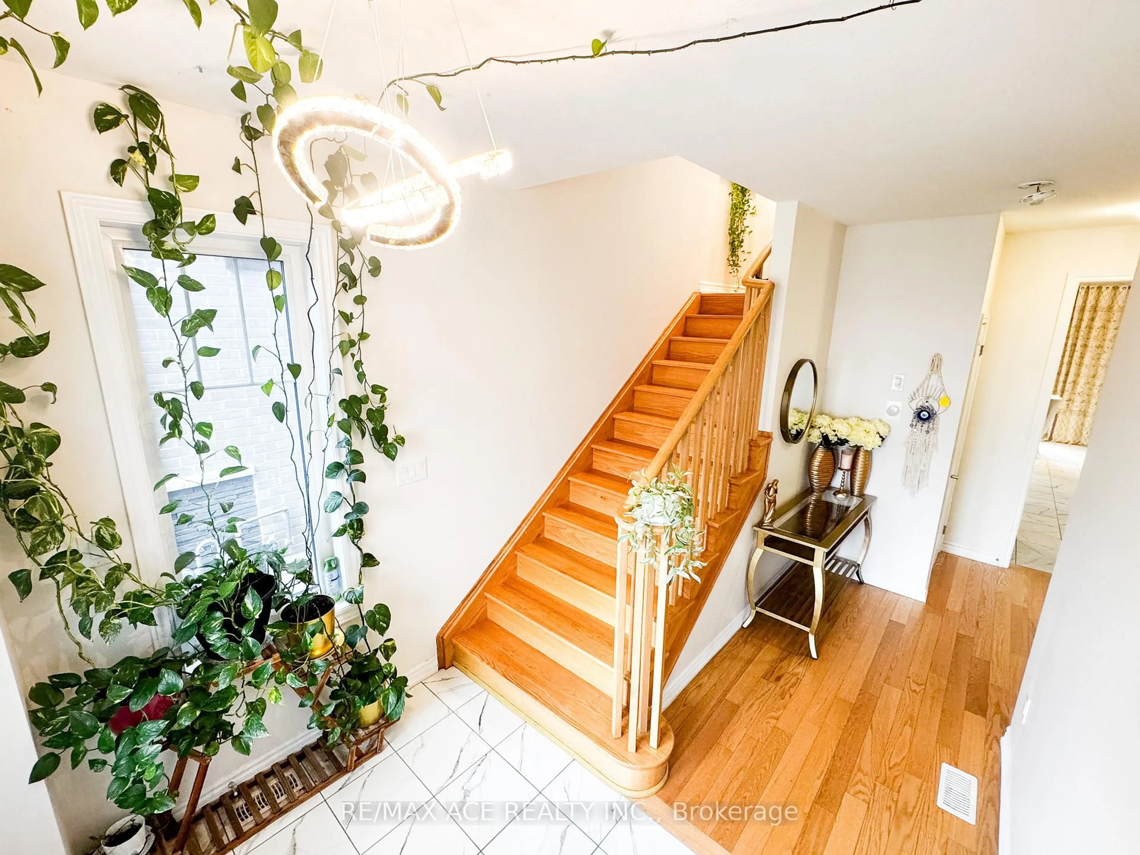 Indoor entryway for 57 Malcolm Cres, Haldimand Ontario N3W 0E9