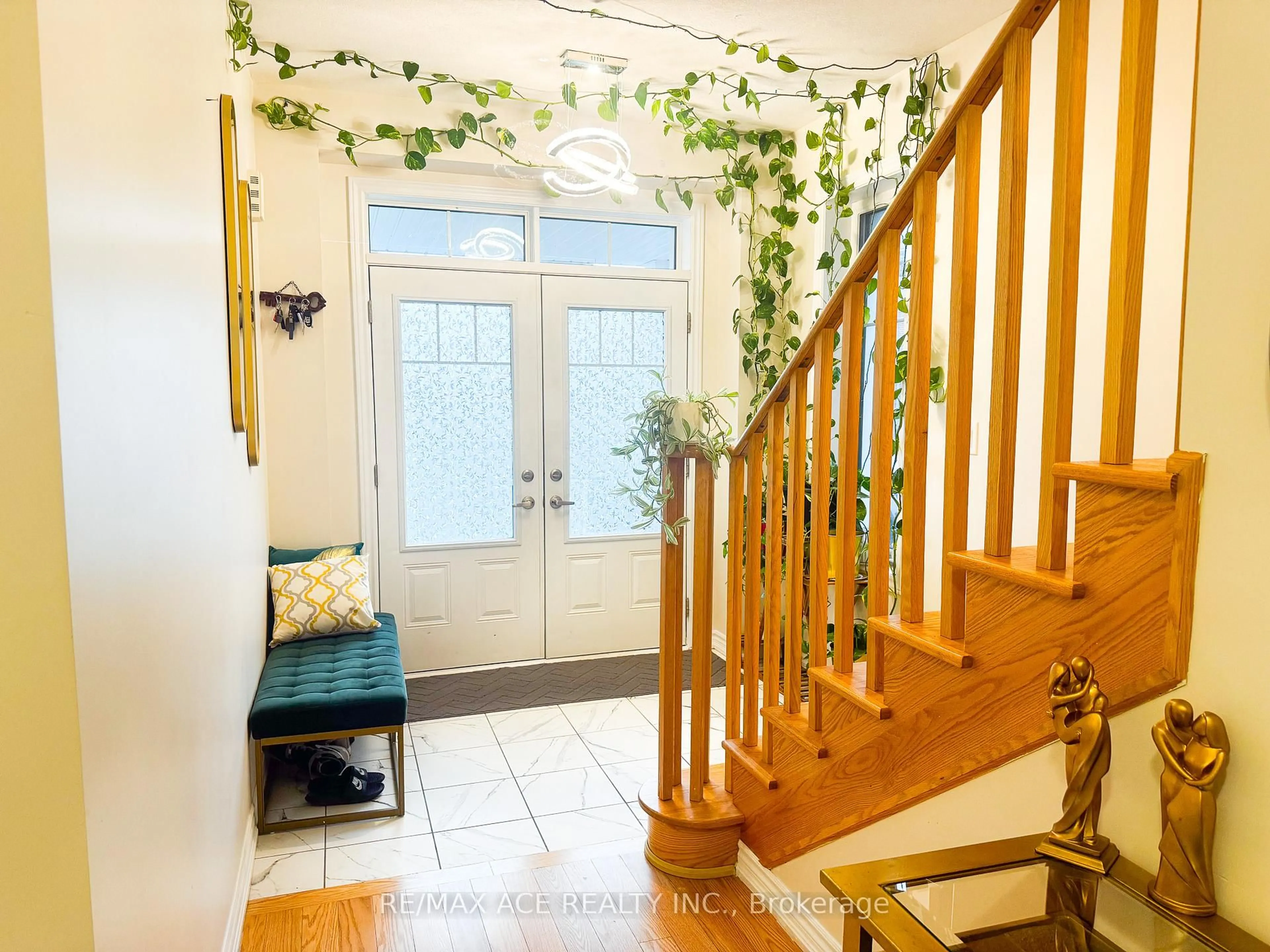 Indoor entryway for 57 Malcolm Cres, Haldimand Ontario N3W 0E9