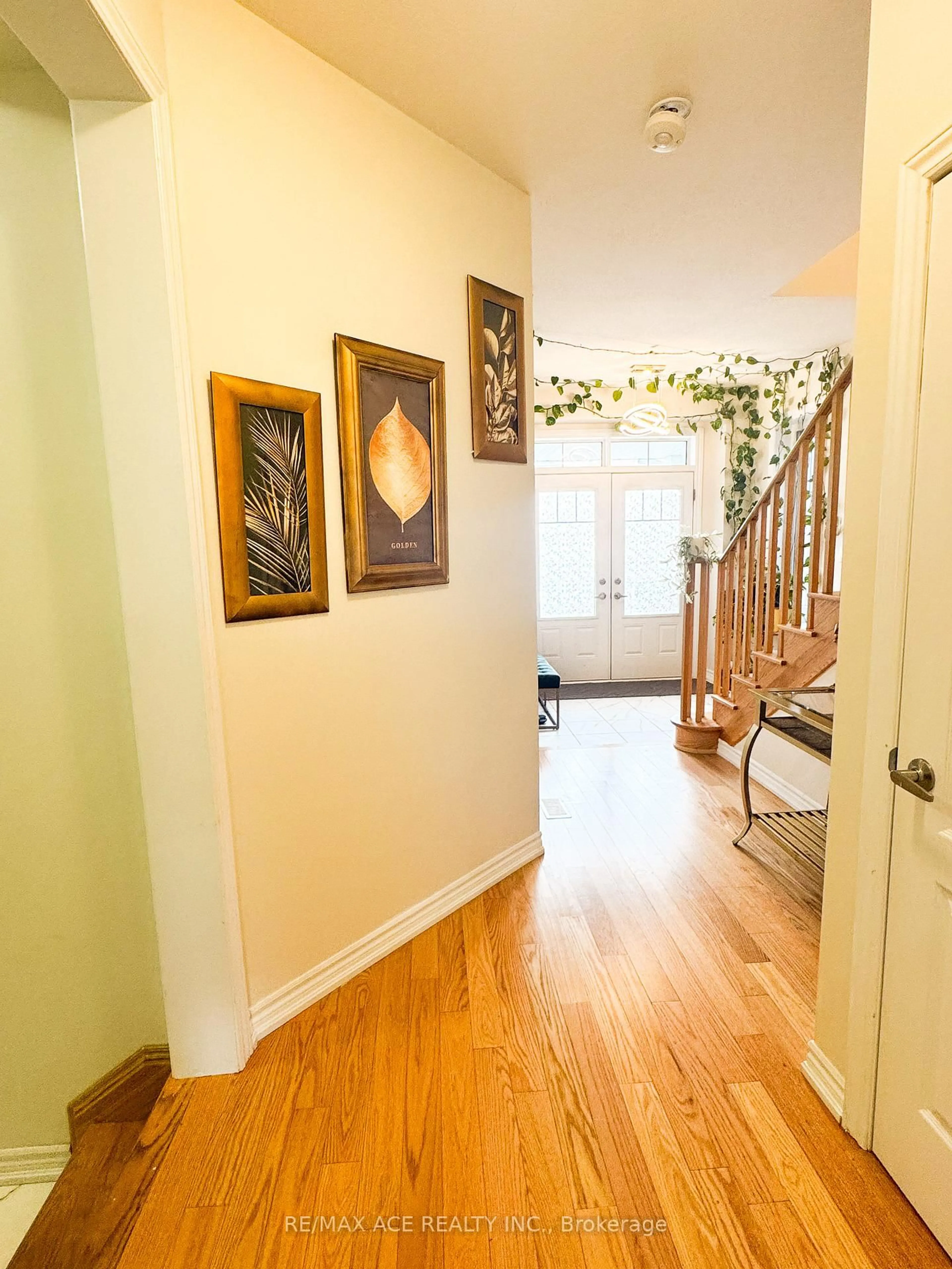 Indoor entryway for 57 Malcolm Cres, Haldimand Ontario N3W 0E9