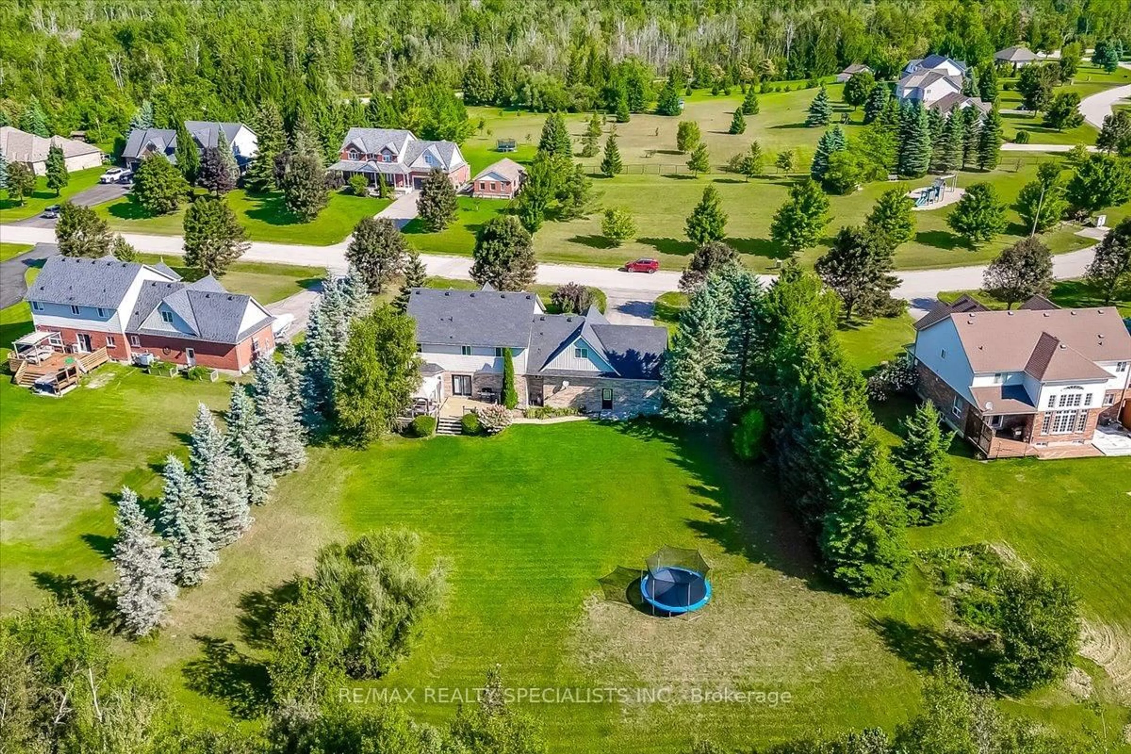 A pic from outside/outdoor area/front of a property/back of a property/a pic from drone, mountain view for 14 Devonleigh Dr, Amaranth Ontario L0N 1S5