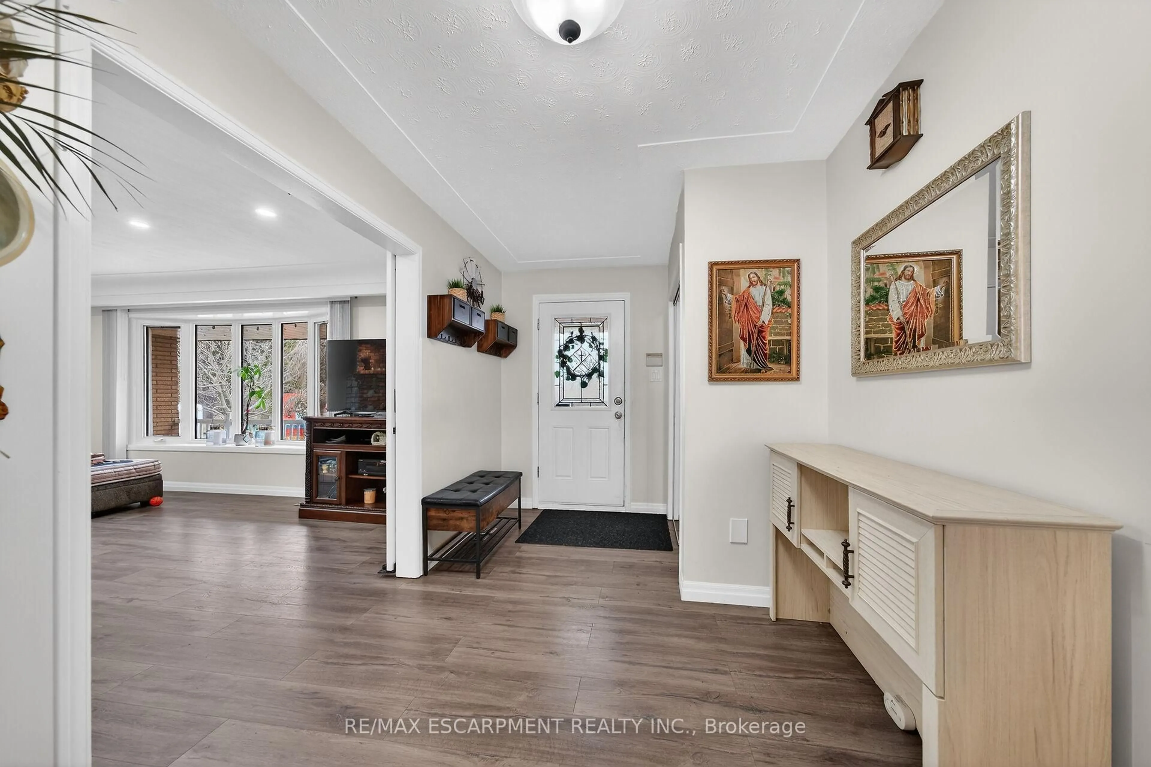 Indoor entryway for 1549 Guyatt Rd, Hamilton Ontario L0R 1C0