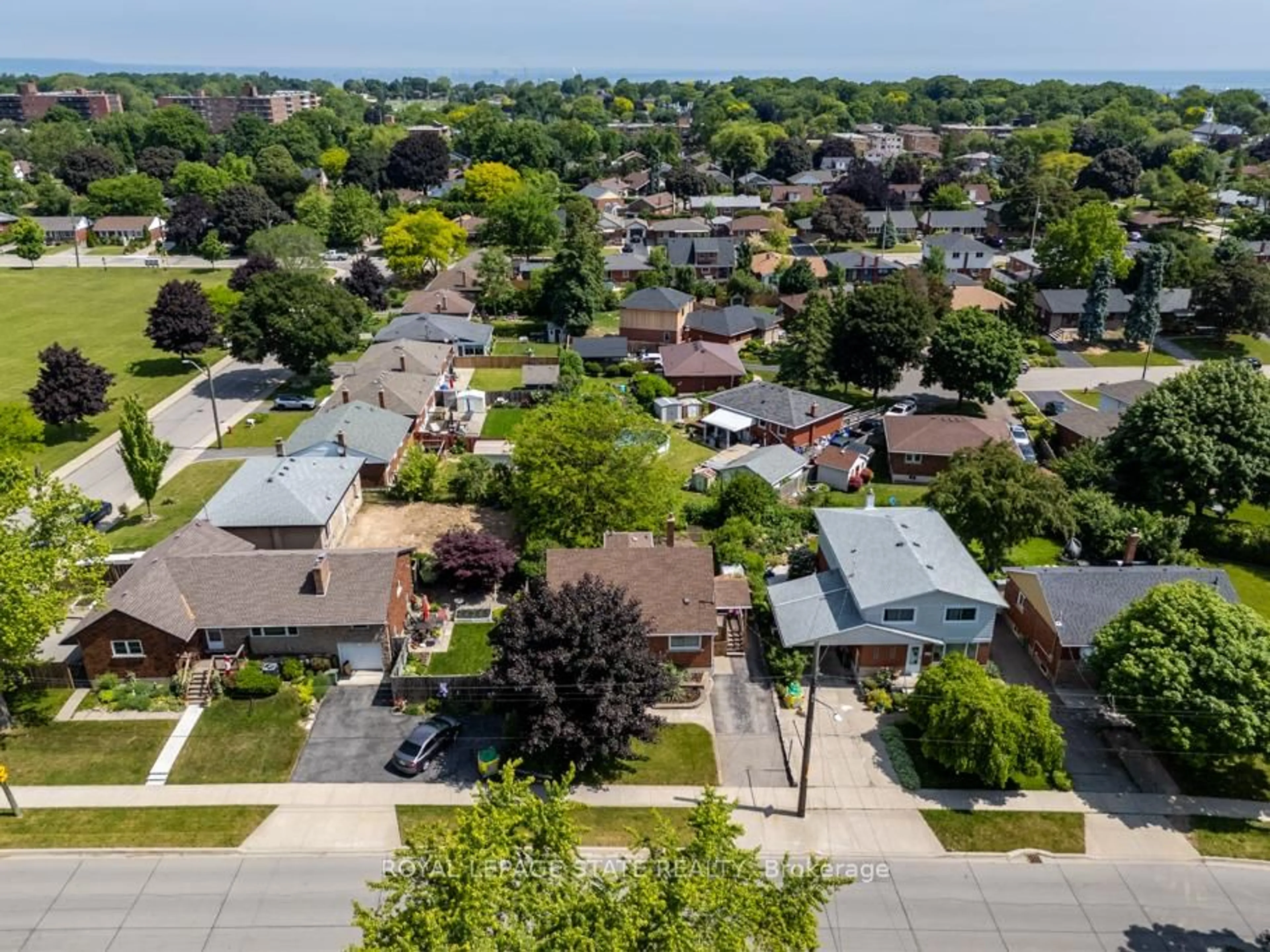A pic from outside/outdoor area/front of a property/back of a property/a pic from drone, street for 129 Broker Dr, Hamilton Ontario L8T 2B9