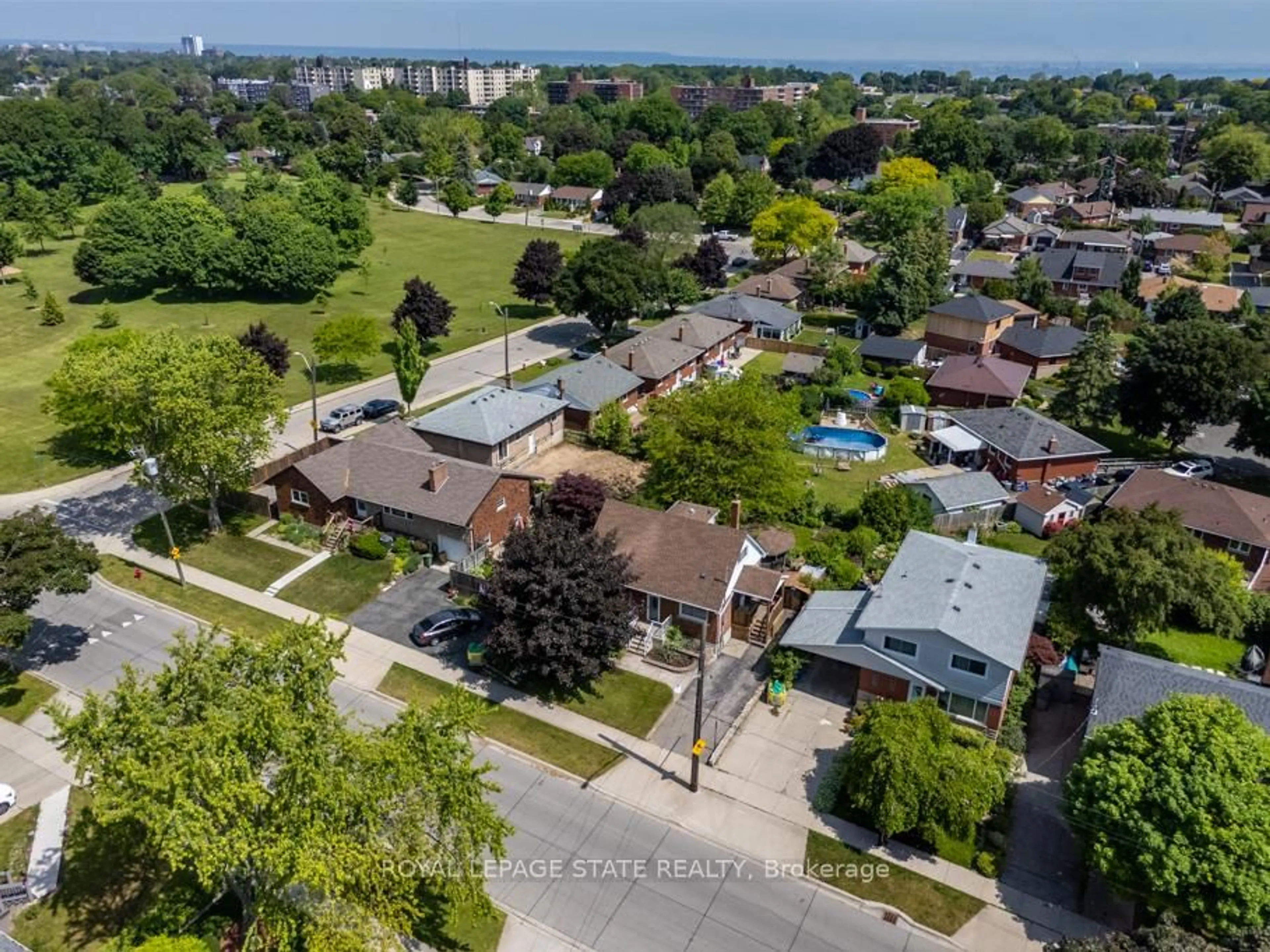 A pic from outside/outdoor area/front of a property/back of a property/a pic from drone, street for 129 Broker Dr, Hamilton Ontario L8T 2B9