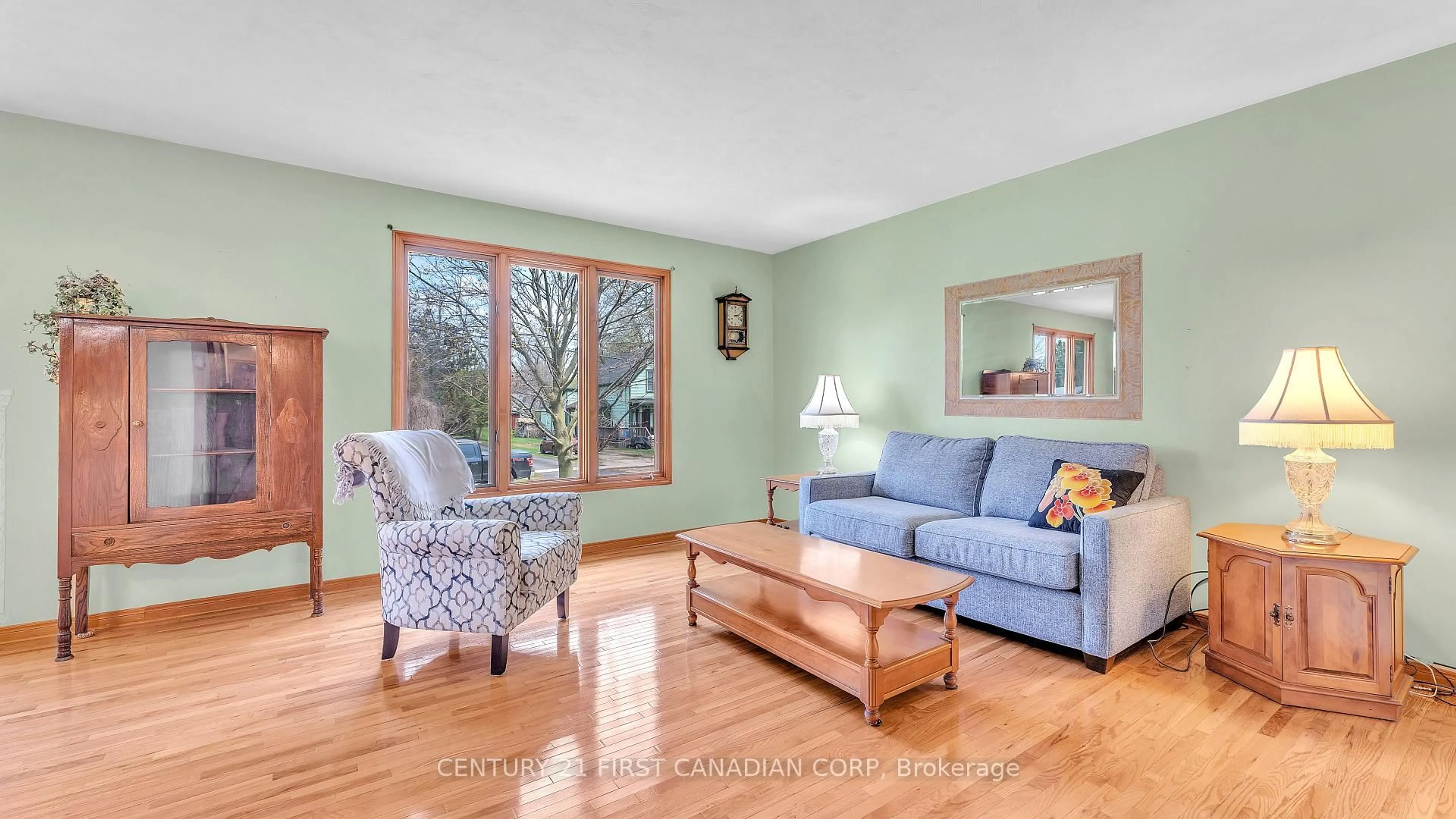 Living room with furniture, wood/laminate floor for 200 Margaret St, Dutton/Dunwich Ontario N0L 1J0