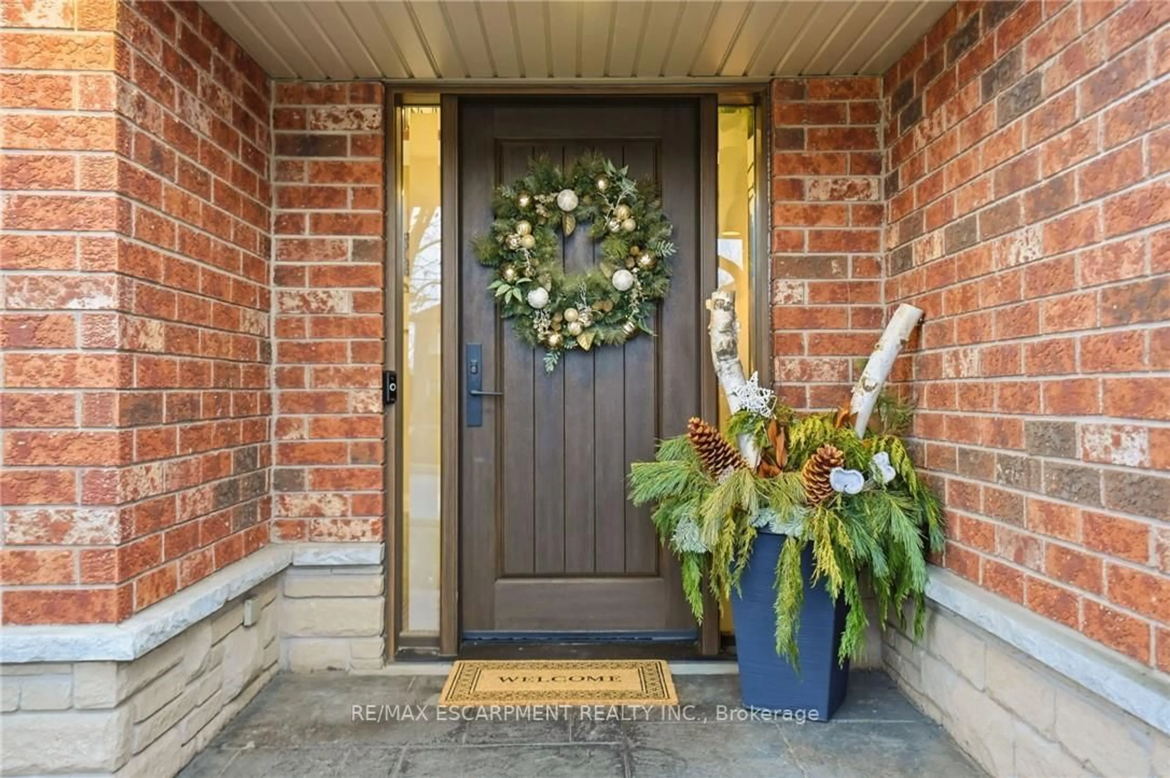 Indoor entryway for 17 Krieghoff Dr, Hamilton Ontario L9B 2L4