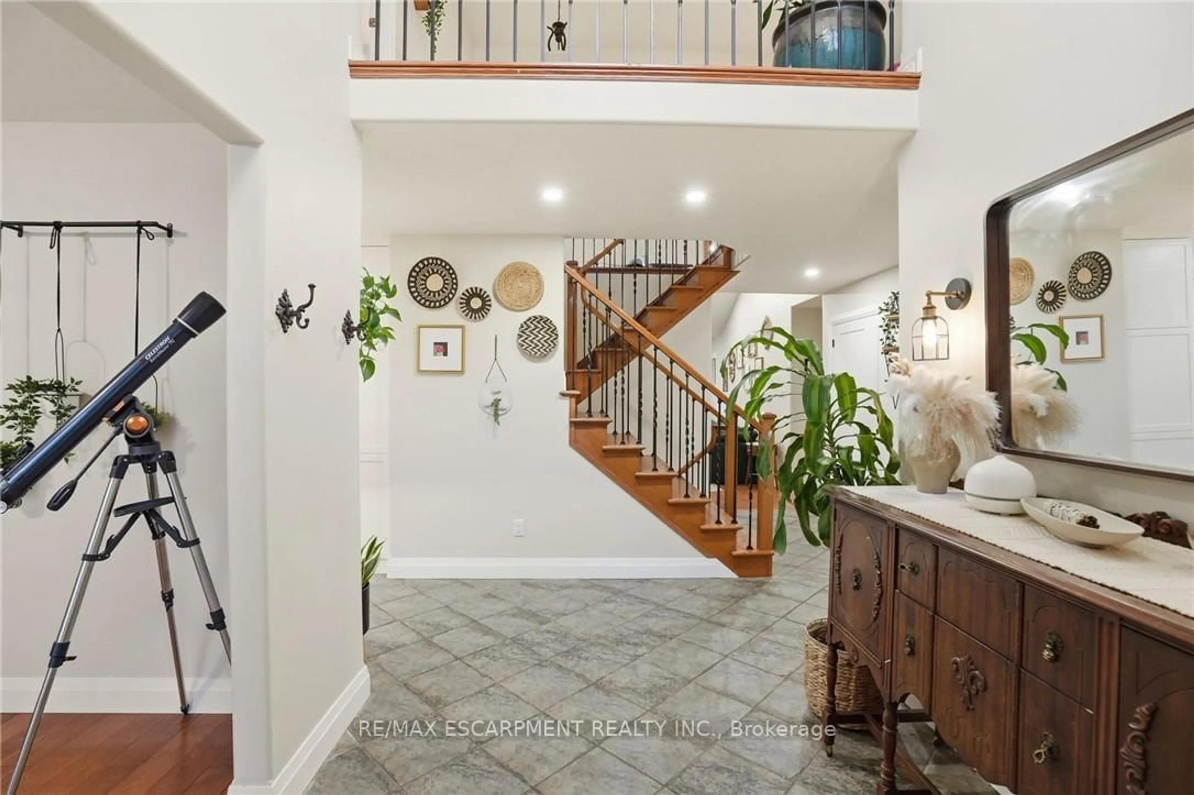 Indoor entryway for 17 Krieghoff Dr, Hamilton Ontario L9B 2L4