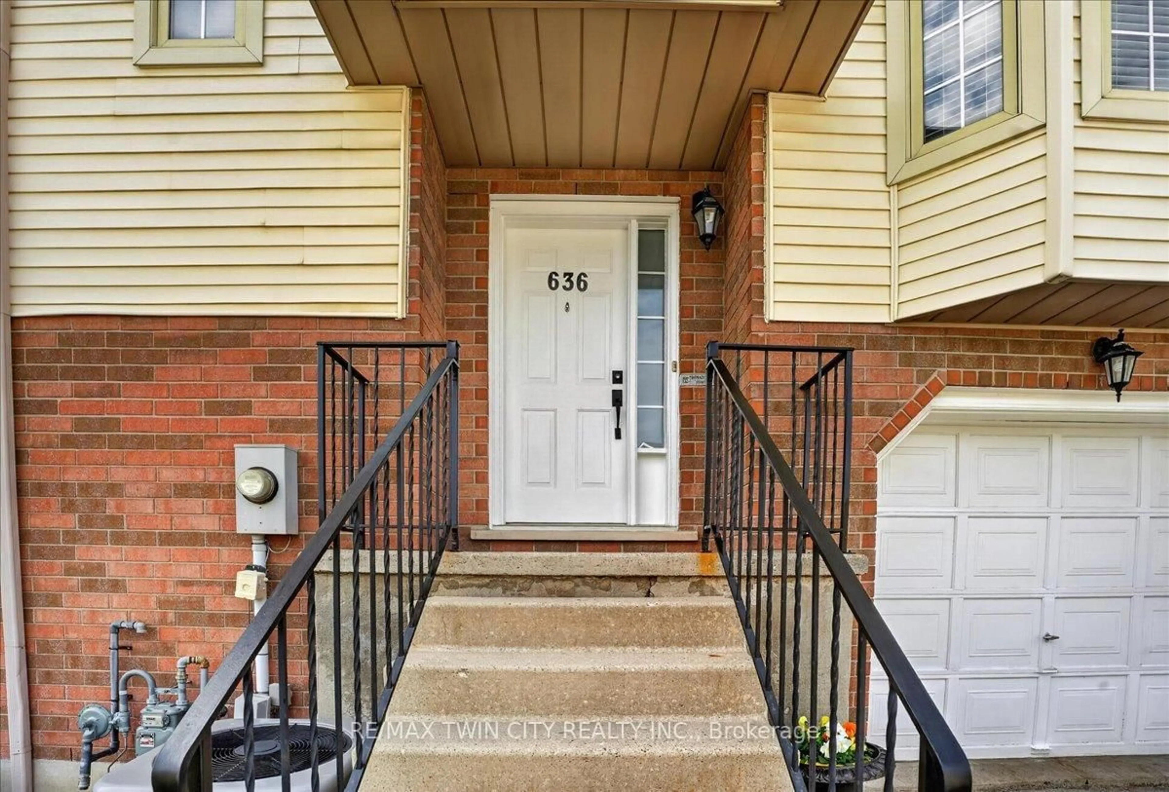 Indoor entryway for 636 Grange Cres, Waterloo Ontario N2T 2L9