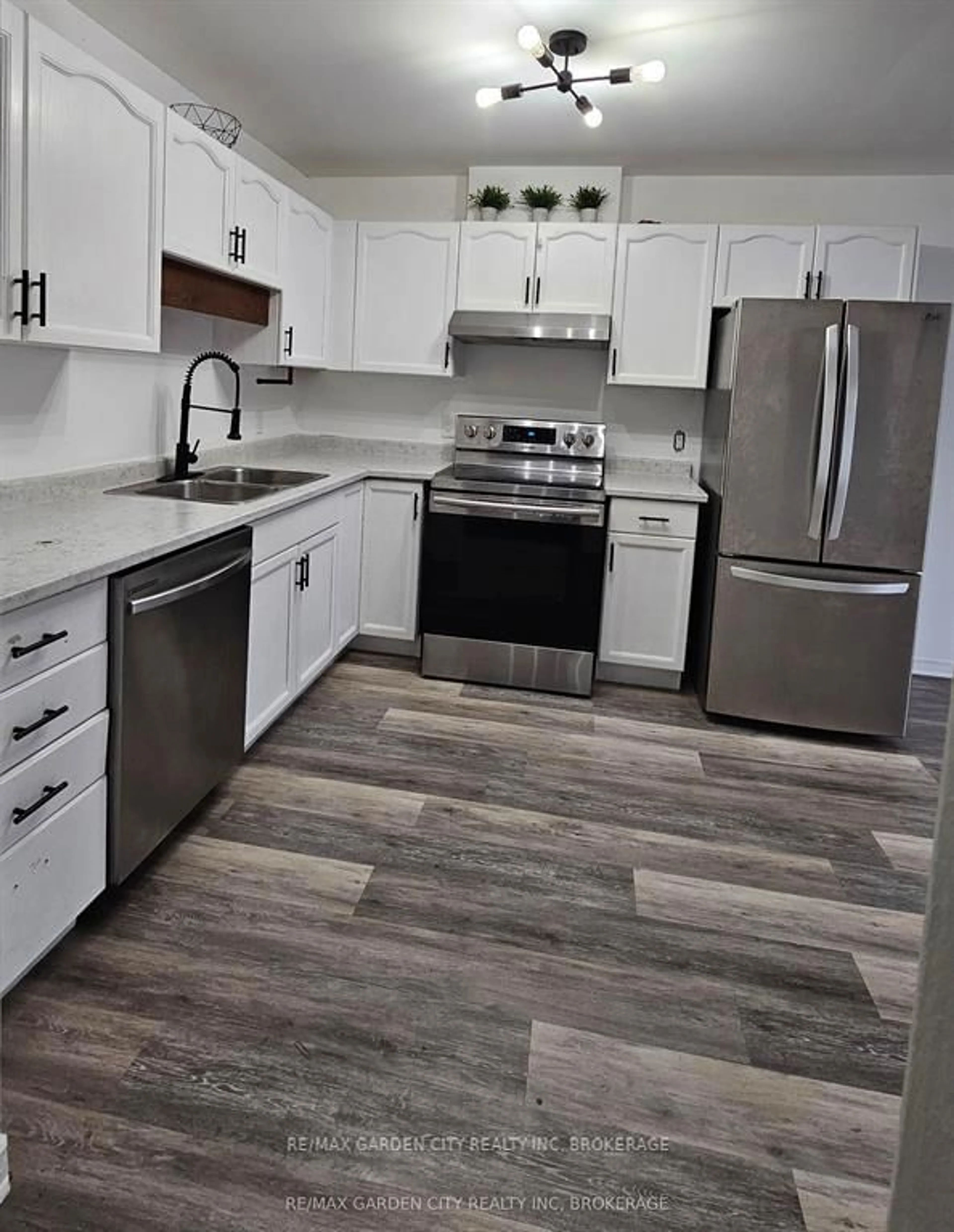 Open concept kitchen, ceramic/tile floor for 244 Autumn Cres, Welland Ontario L3C 7K2