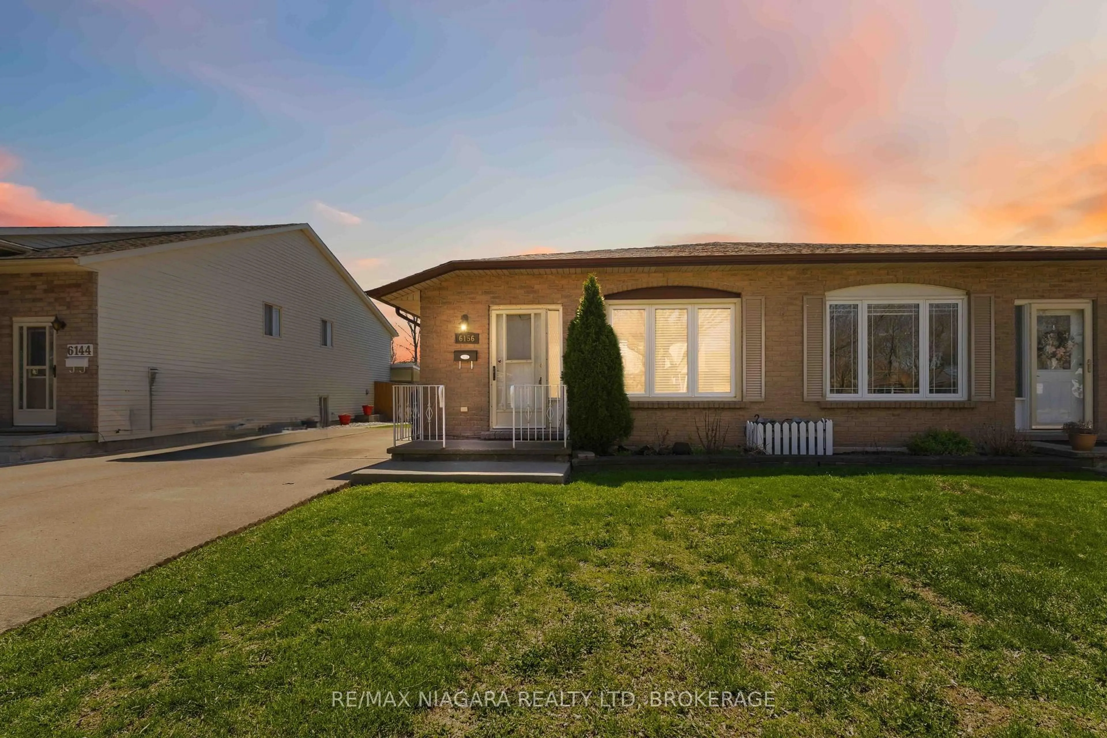 Home with vinyl exterior material, street for 6156 Wildrose Cres, Niagara Falls Ontario L2G 7T3