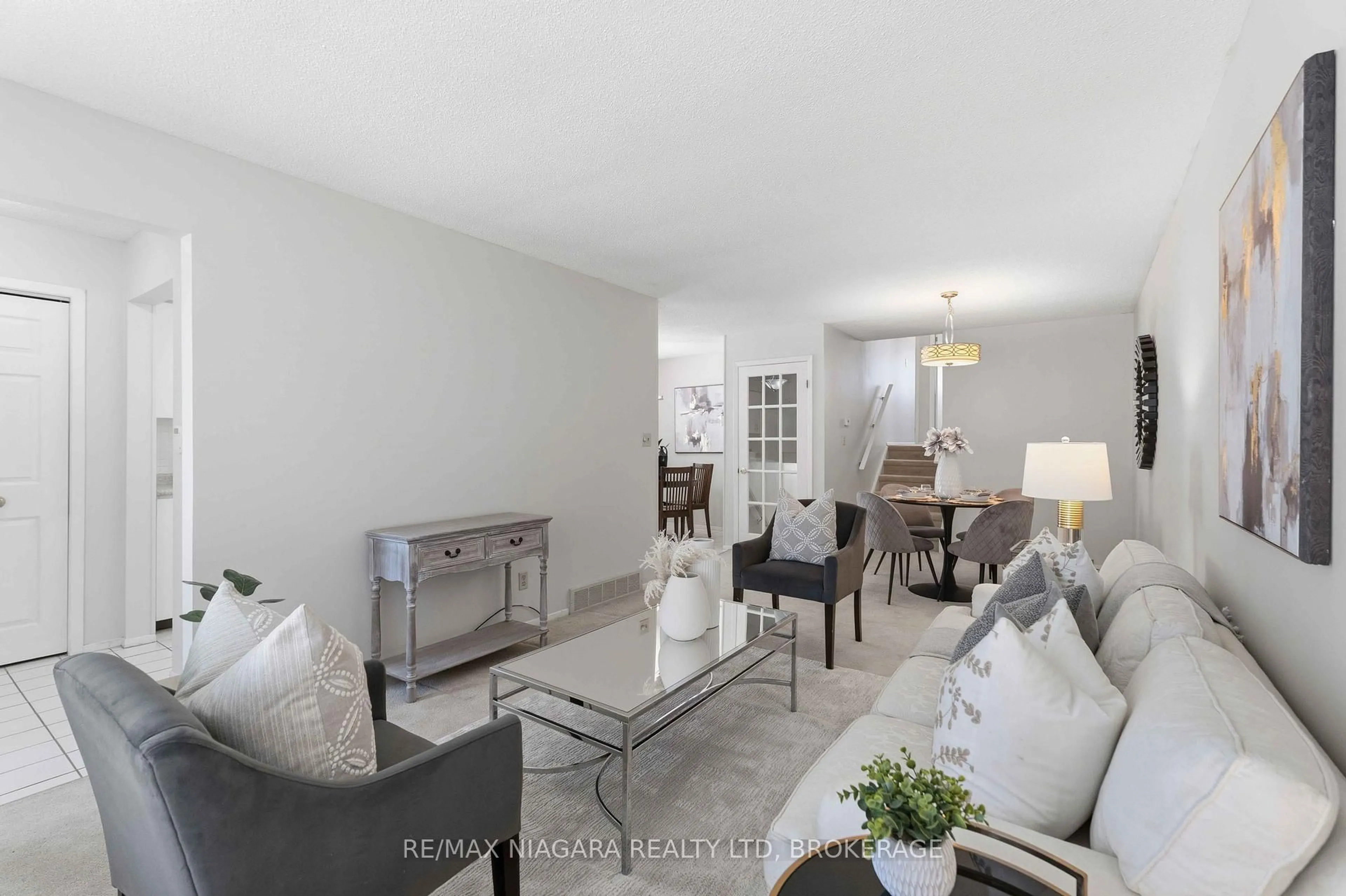 Living room with furniture, unknown for 6156 Wildrose Cres, Niagara Falls Ontario L2G 7T3