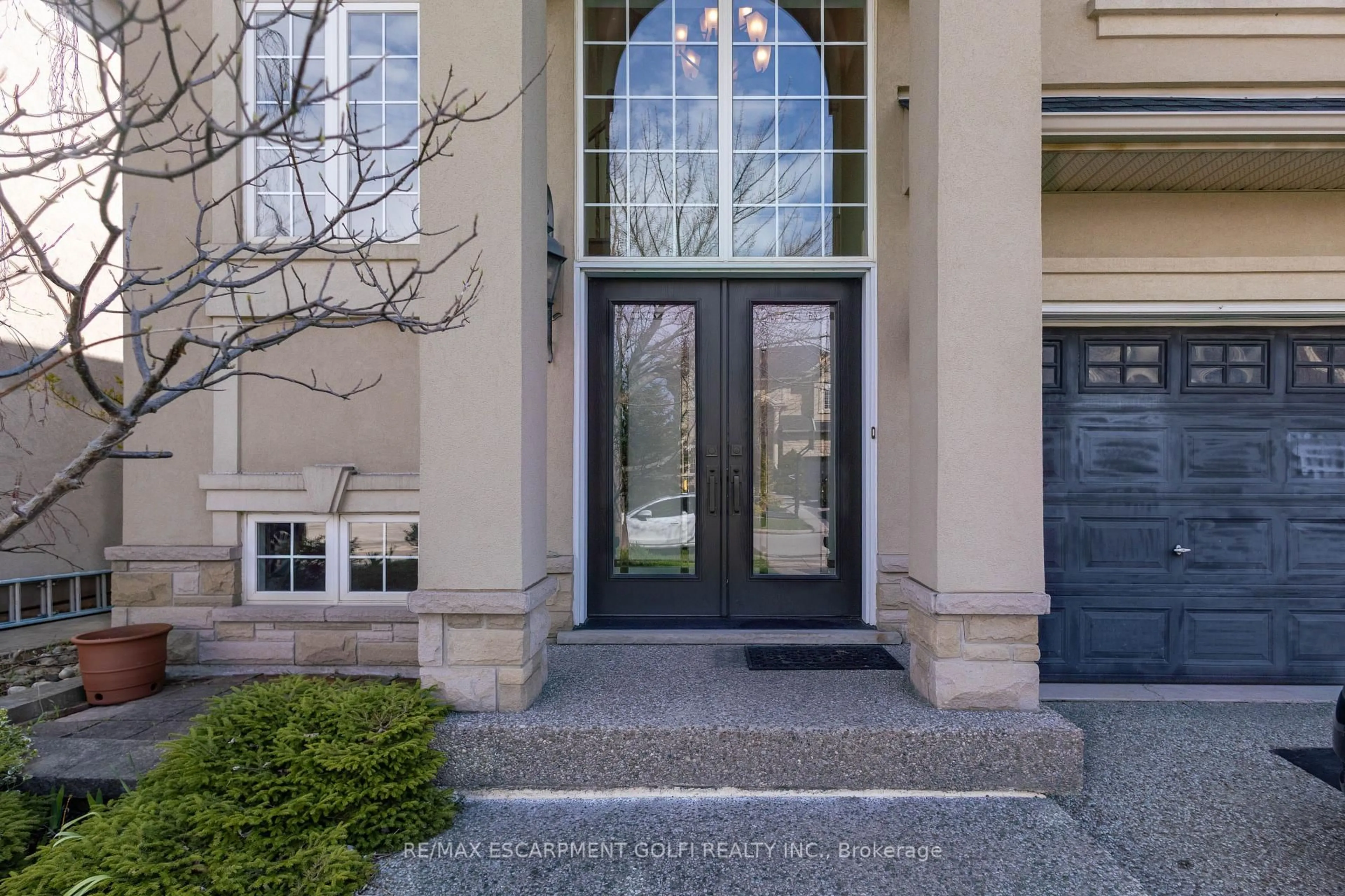 Indoor entryway for 216 Diiorio Circ, Hamilton Ontario L9K 1T1
