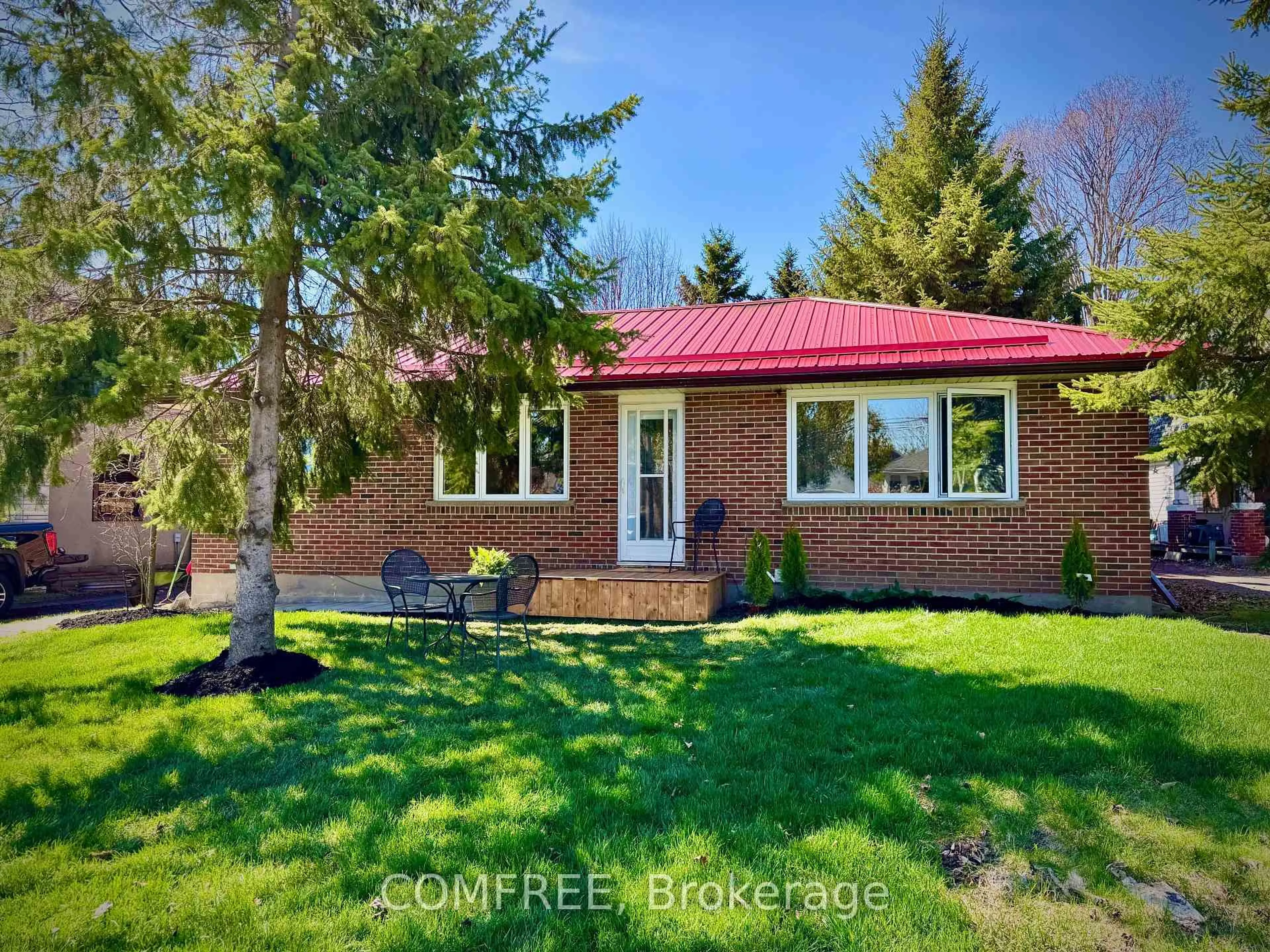 Home with brick exterior material, street for 122 Ontario St, Port Hope Ontario L1A 2V4