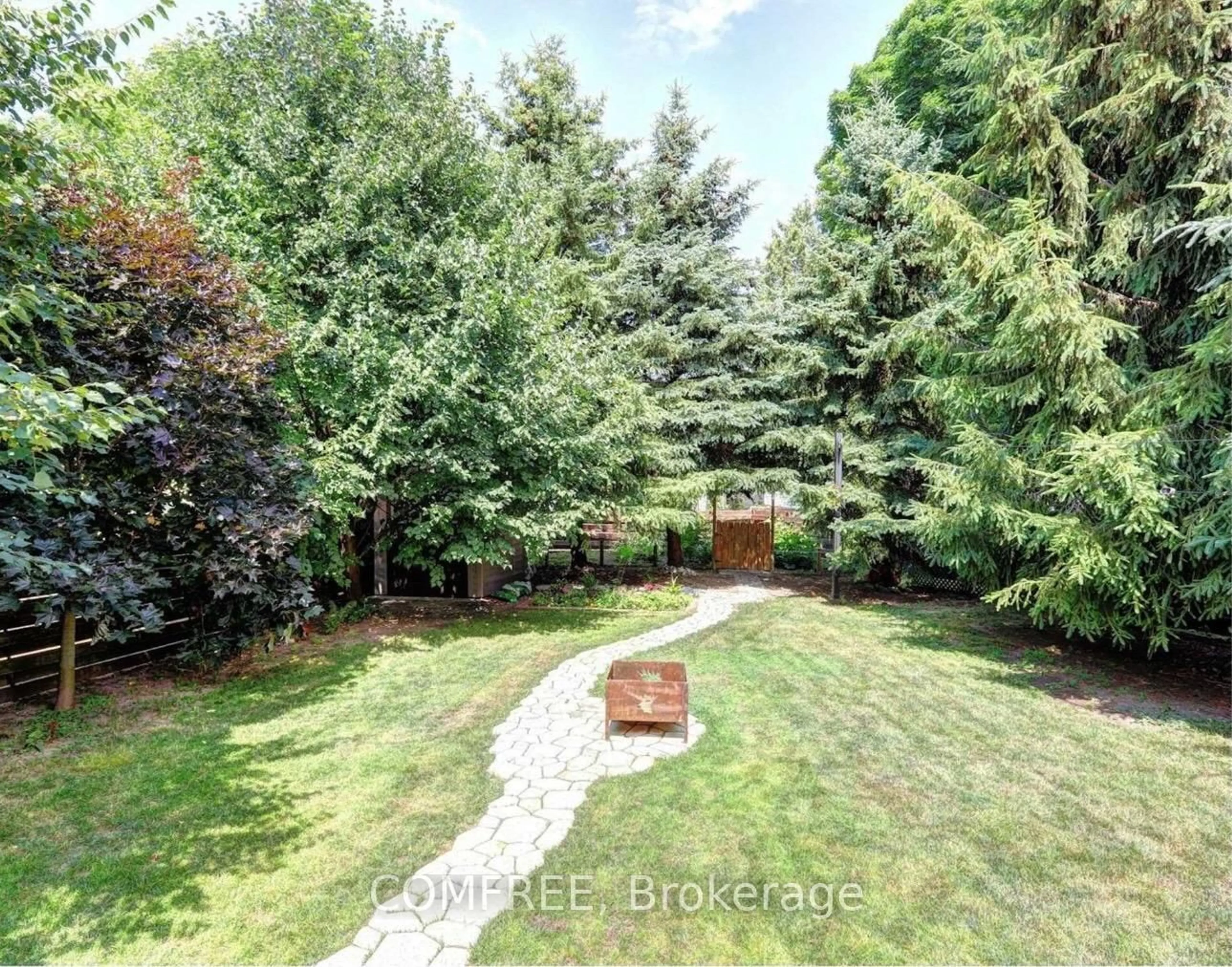 A pic from outside/outdoor area/front of a property/back of a property/a pic from drone, forest/trees view for 122 Ontario St, Port Hope Ontario L1A 2V4