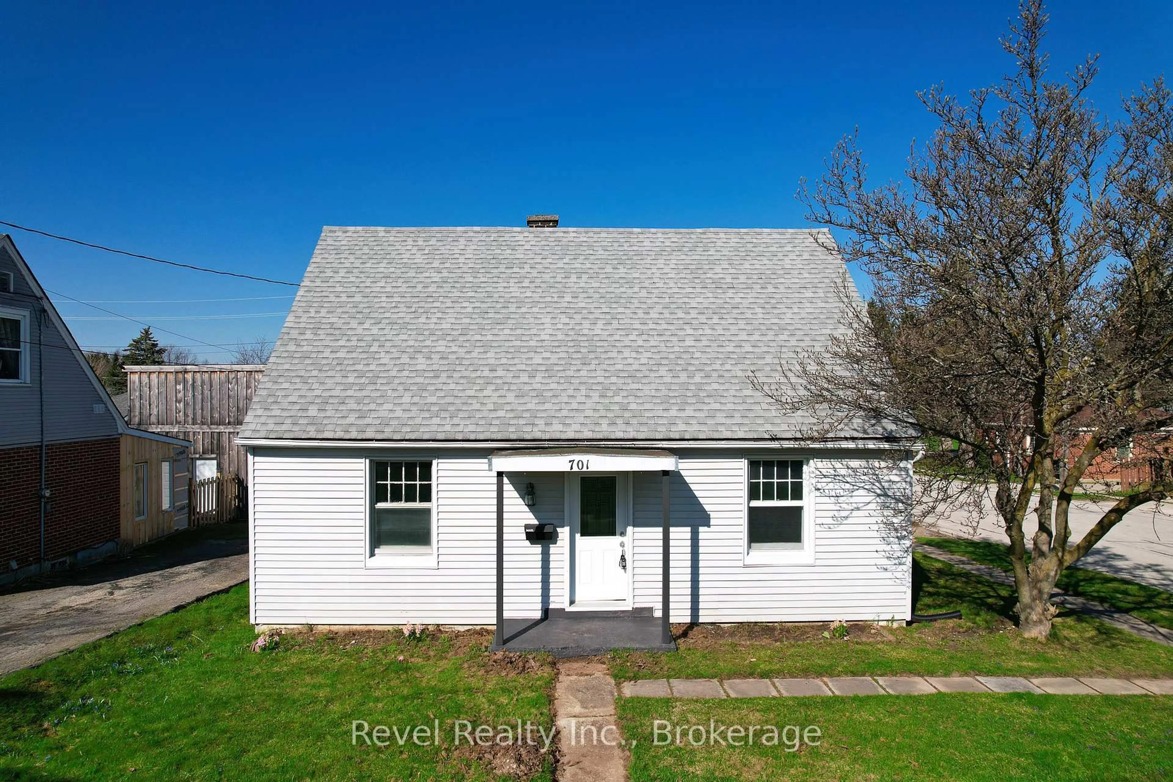 A pic from outside/outdoor area/front of a property/back of a property/a pic from drone, building for 701 5th St, Owen Sound Ontario N4K 1E4