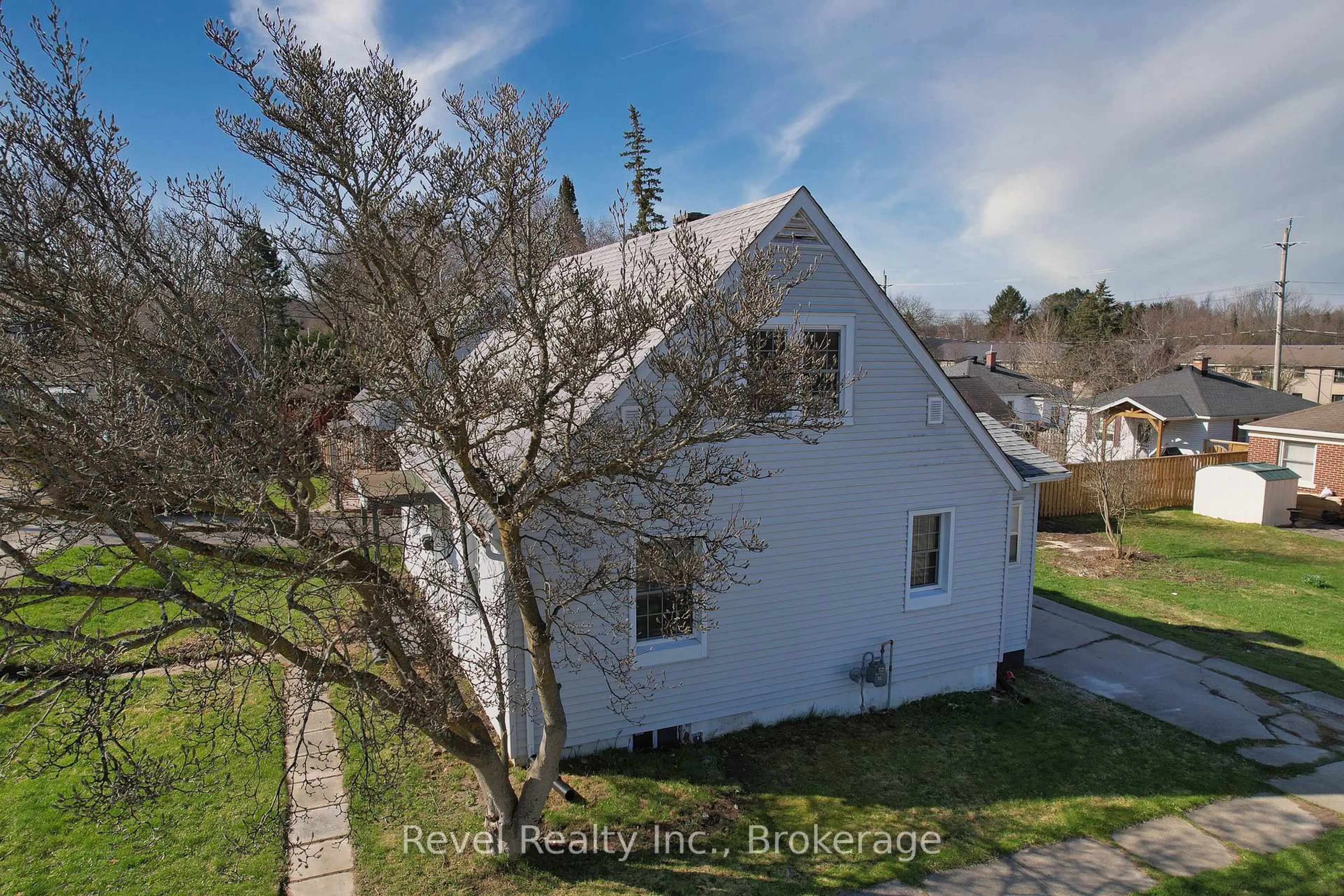 A pic from outside/outdoor area/front of a property/back of a property/a pic from drone, building for 701 5th St, Owen Sound Ontario N4K 1E4