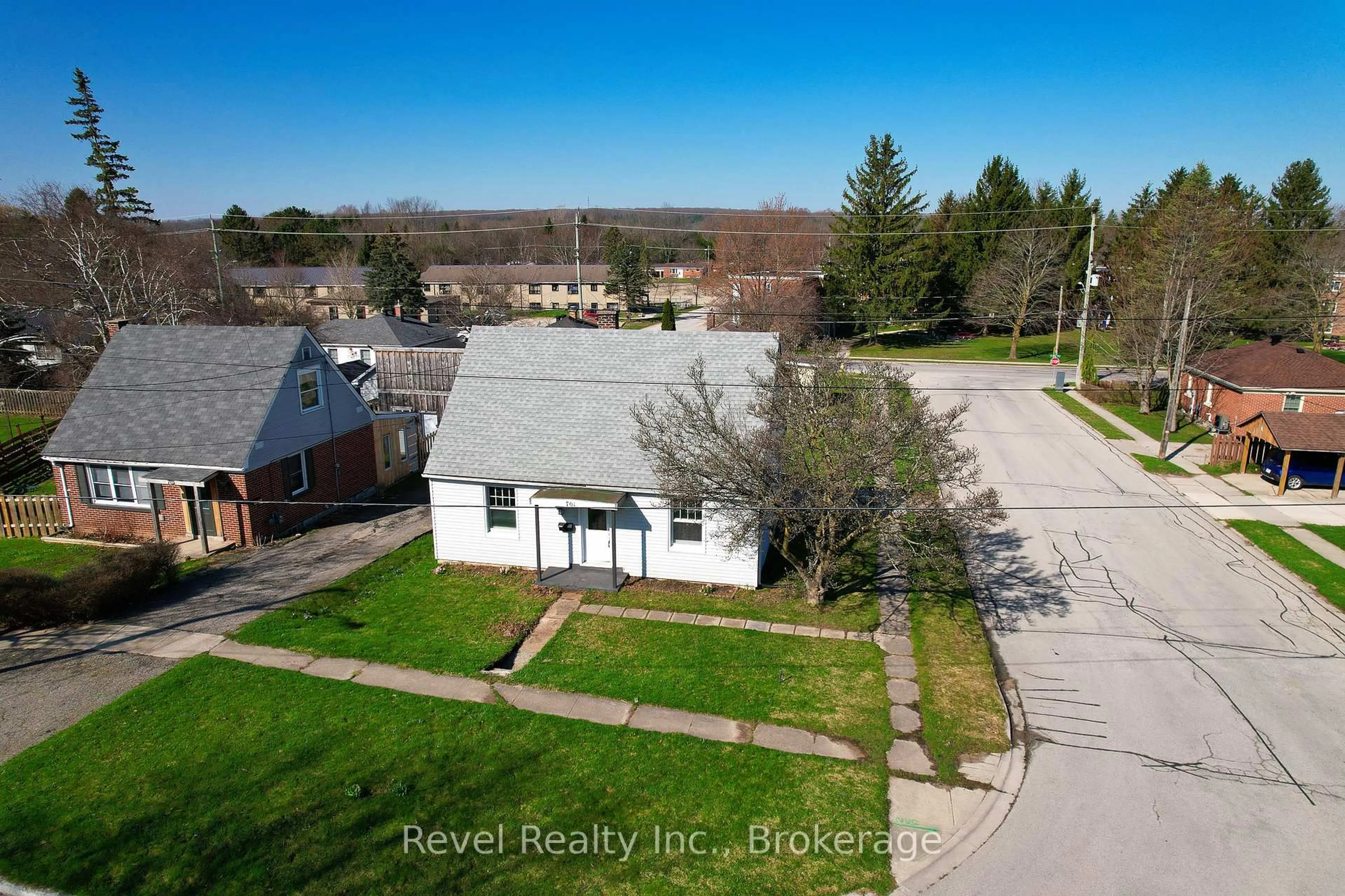 A pic from outside/outdoor area/front of a property/back of a property/a pic from drone, street for 701 5th St, Owen Sound Ontario N4K 1E4