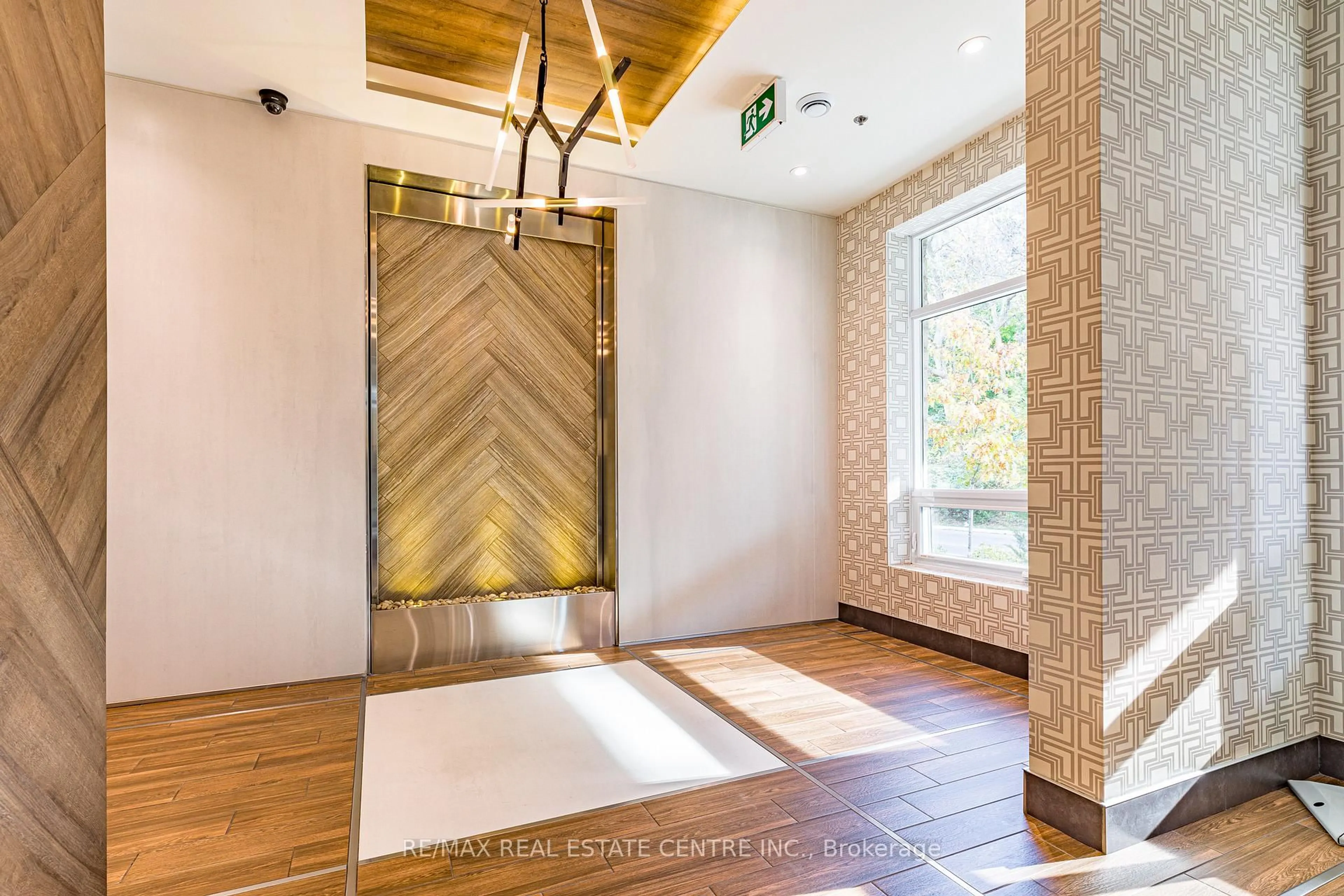 Indoor entryway for 455 Charlton Ave #208, Hamilton Ontario L8N 0B2