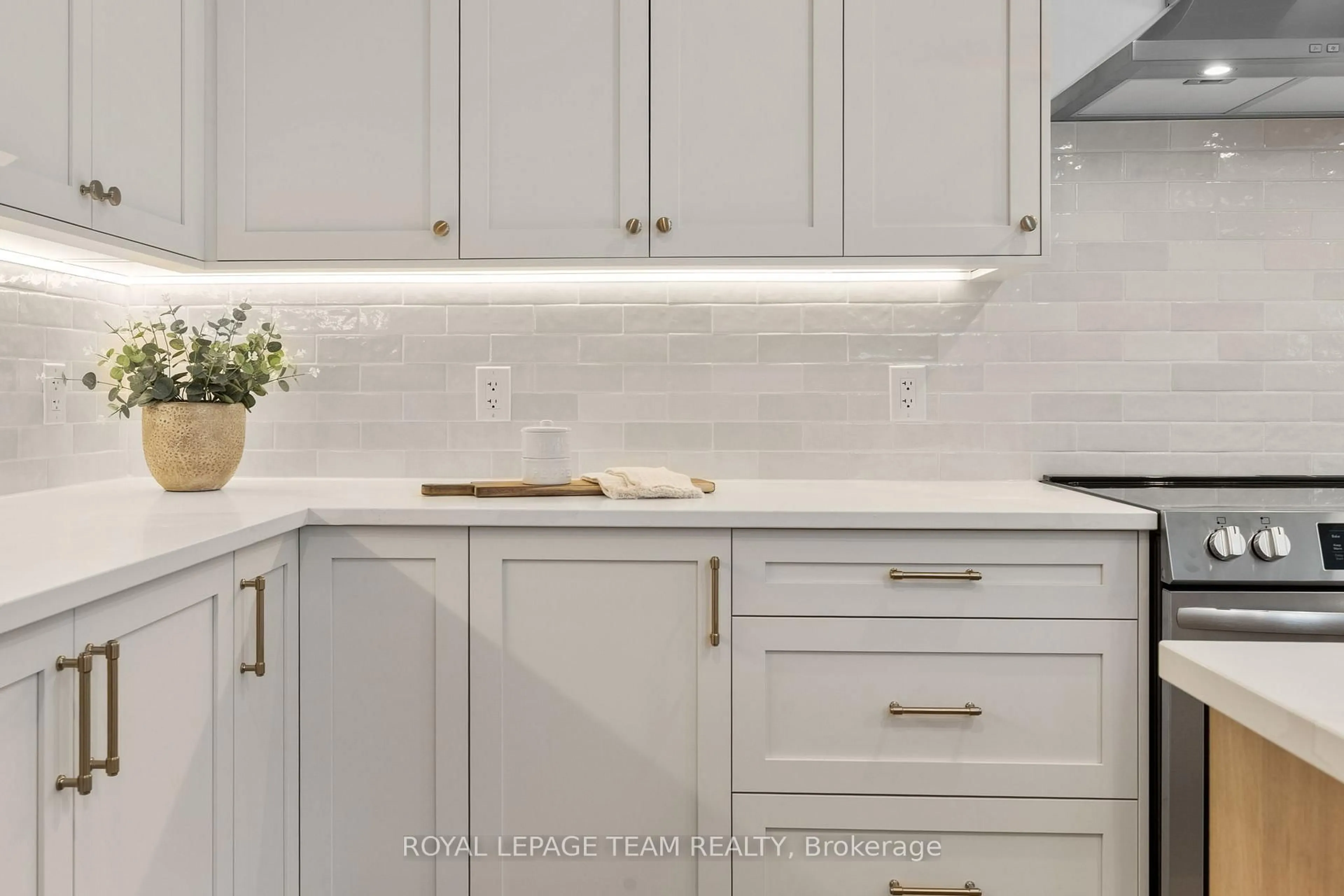 Contemporary kitchen, ceramic/tile floor for 752 TAILSLIDE Private, Carp Ontario K0A 1L0