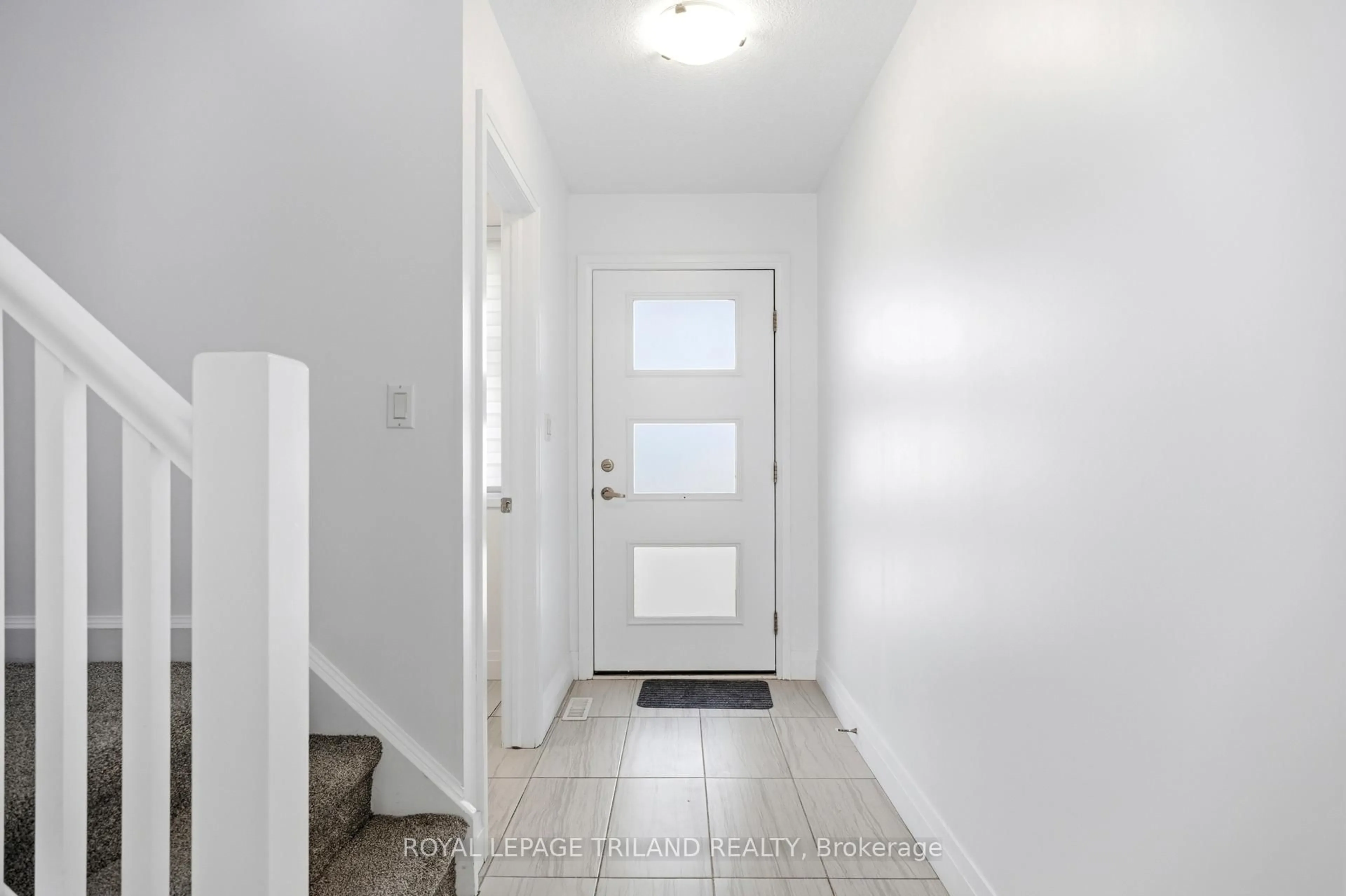 Indoor entryway for 1994 Foxridge Cres, London North Ontario N6G 0L8