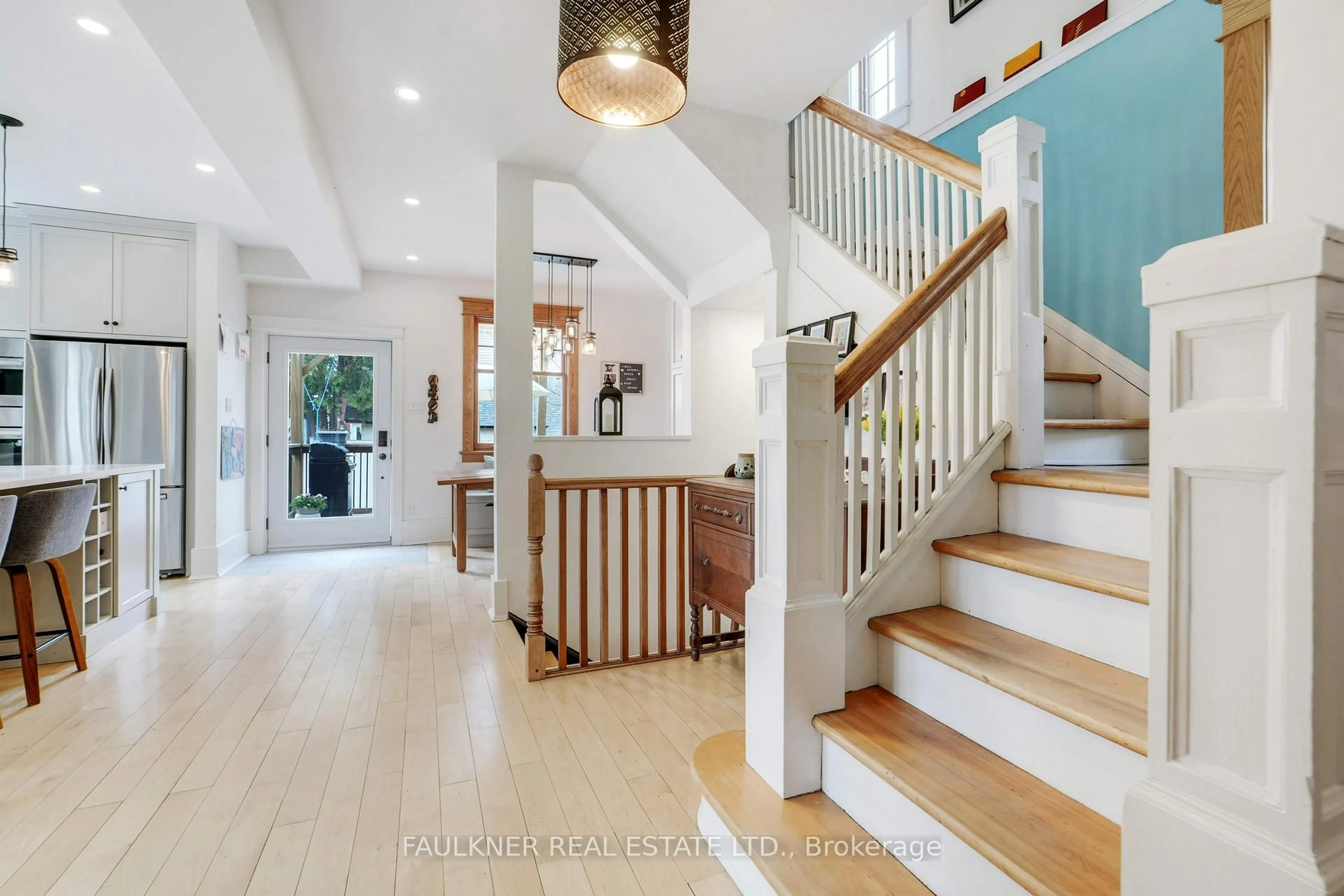 Indoor entryway for 203 Cameron Ave, Ottawa Ontario K1S 0X4