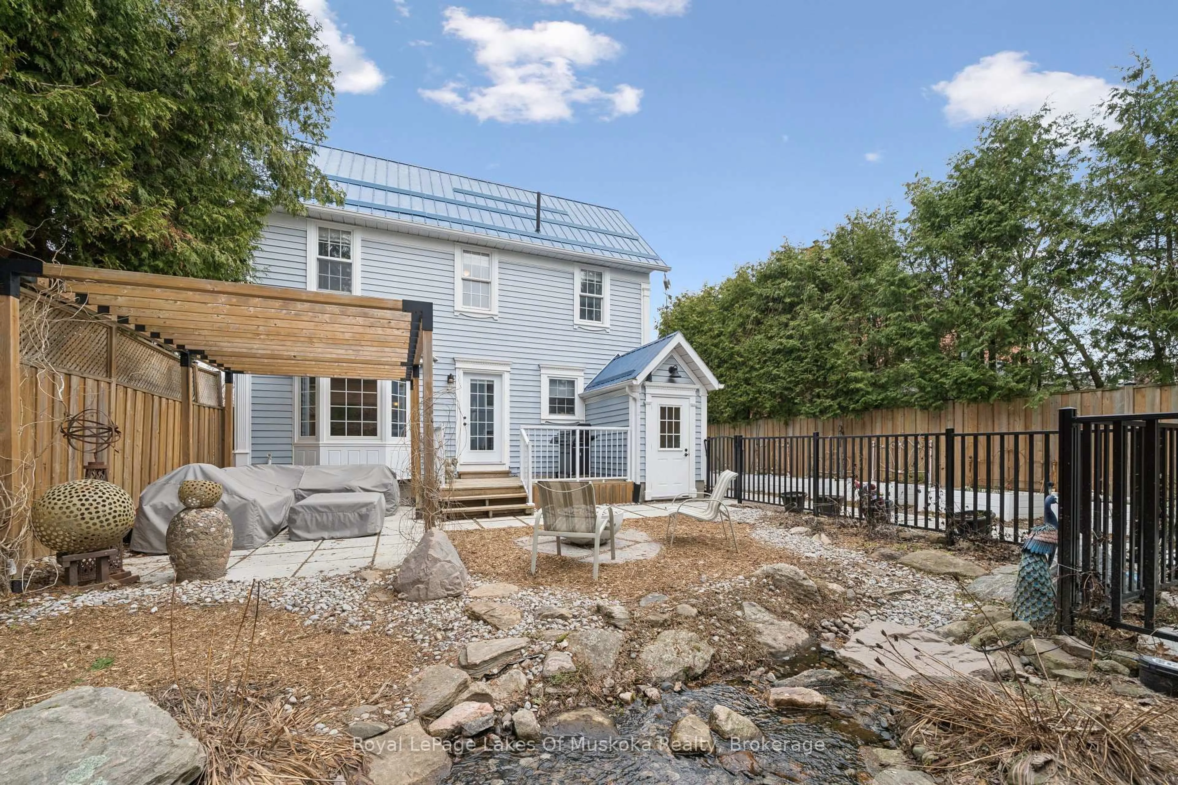 A pic from outside/outdoor area/front of a property/back of a property/a pic from drone, unknown for 212 James St, Bracebridge Ontario P1L 2B8