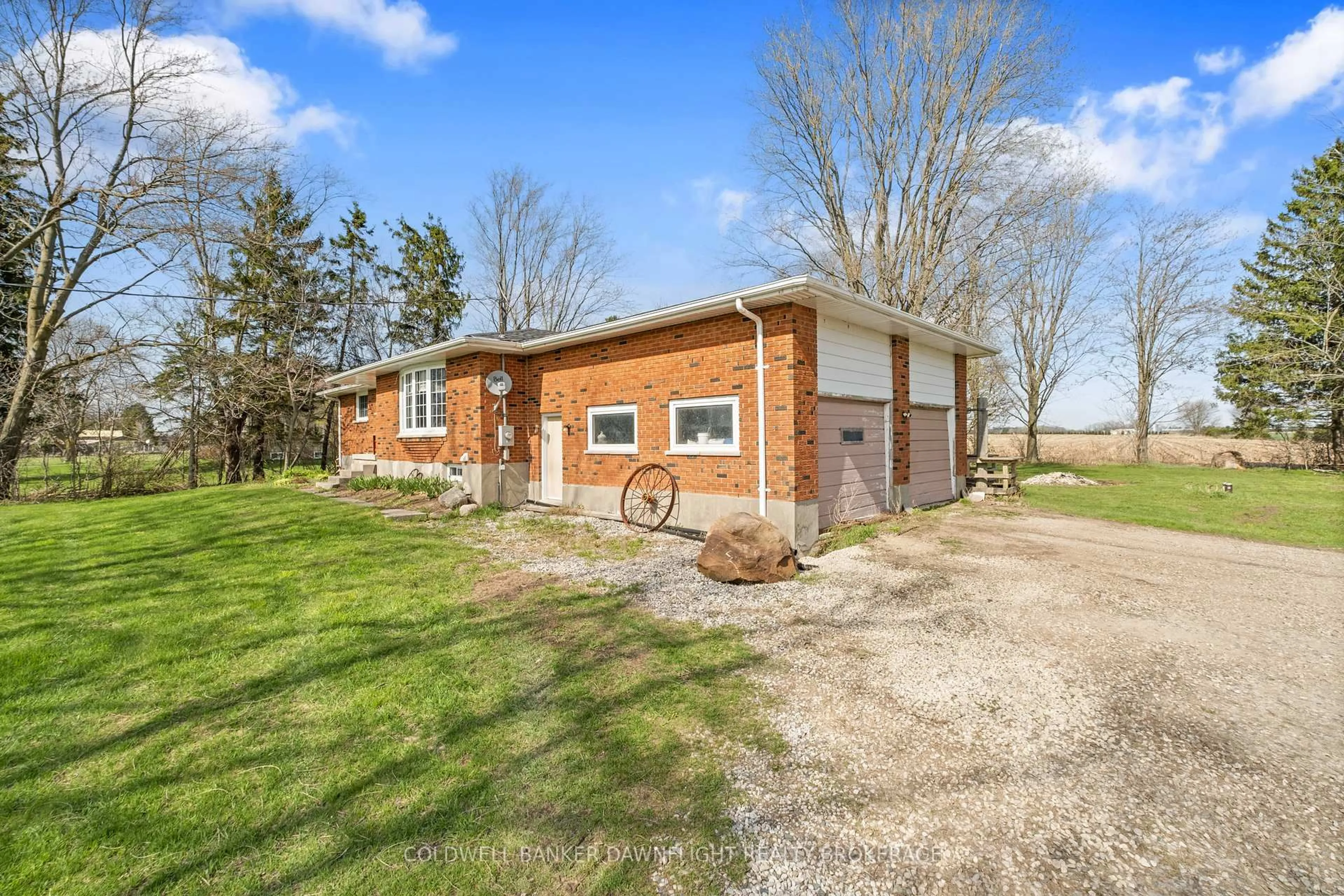 A pic from outside/outdoor area/front of a property/back of a property/a pic from drone, building for 22824 Nissouri Rd, Thames Centre Ontario N0M 2P0