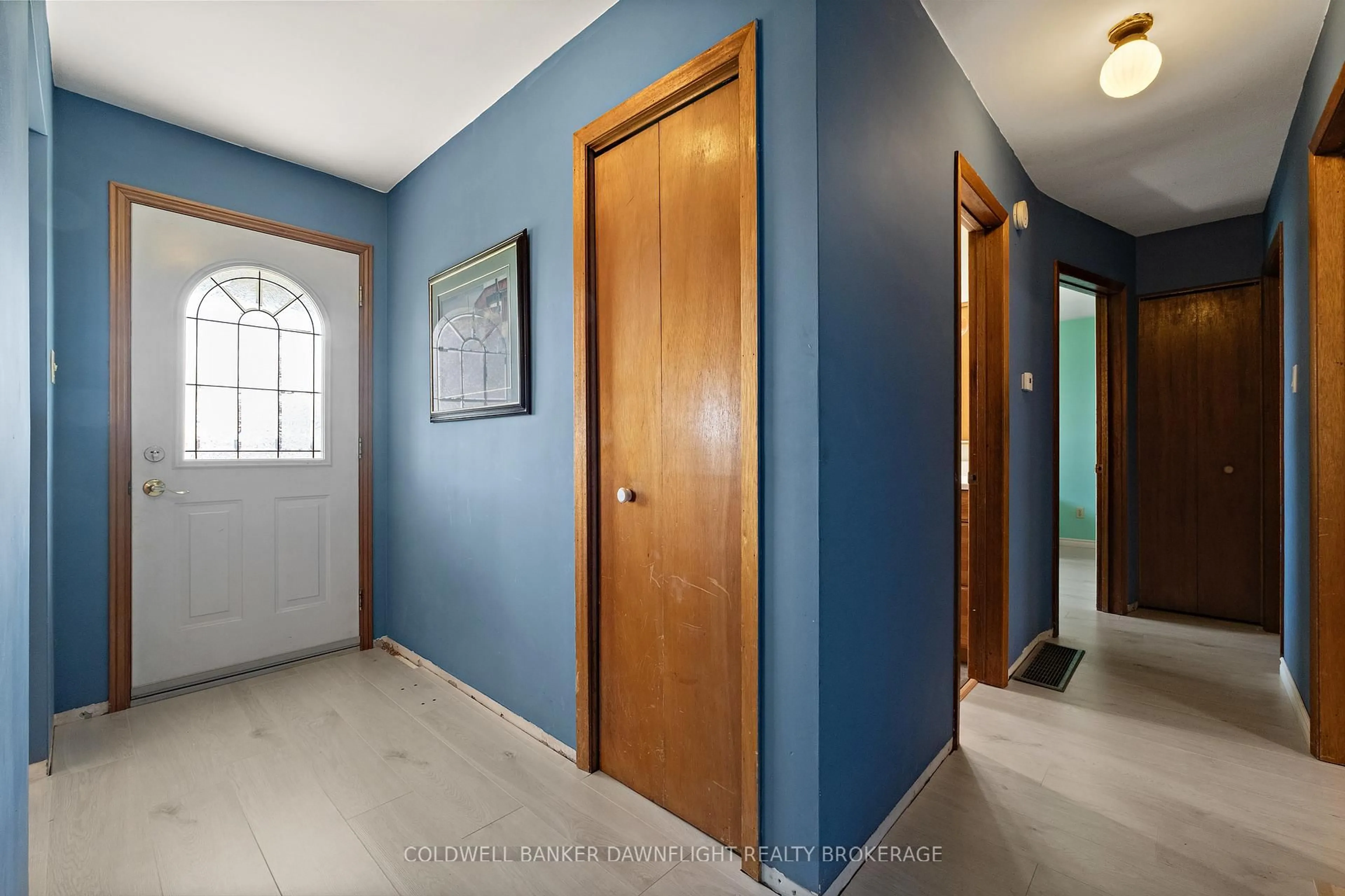 Indoor foyer for 22824 Nissouri Rd, Thames Centre Ontario N0M 2P0