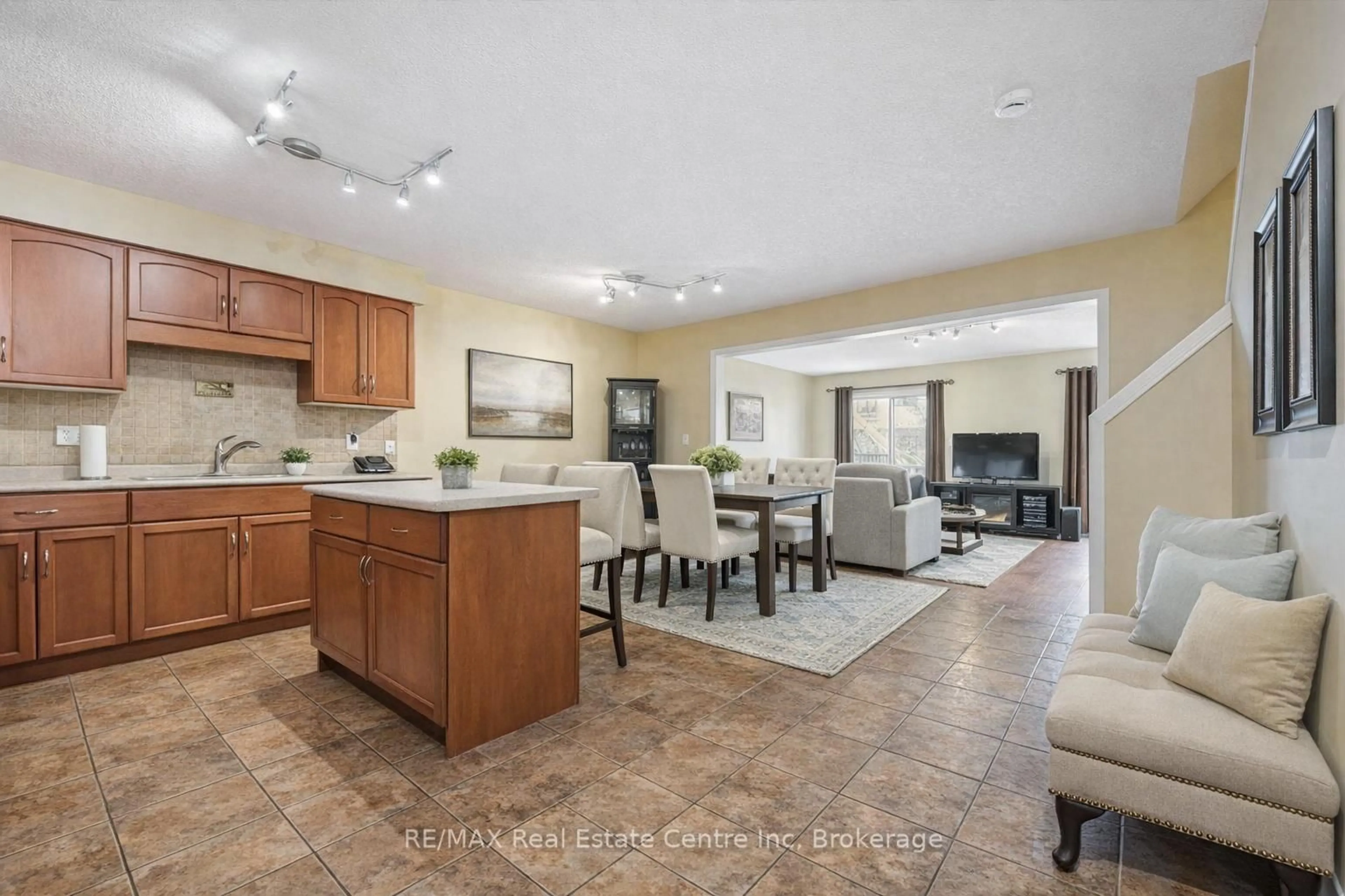 Open concept kitchen, ceramic/tile floor for 210 DAWN Ave #38, Guelph Ontario N1G 5L5