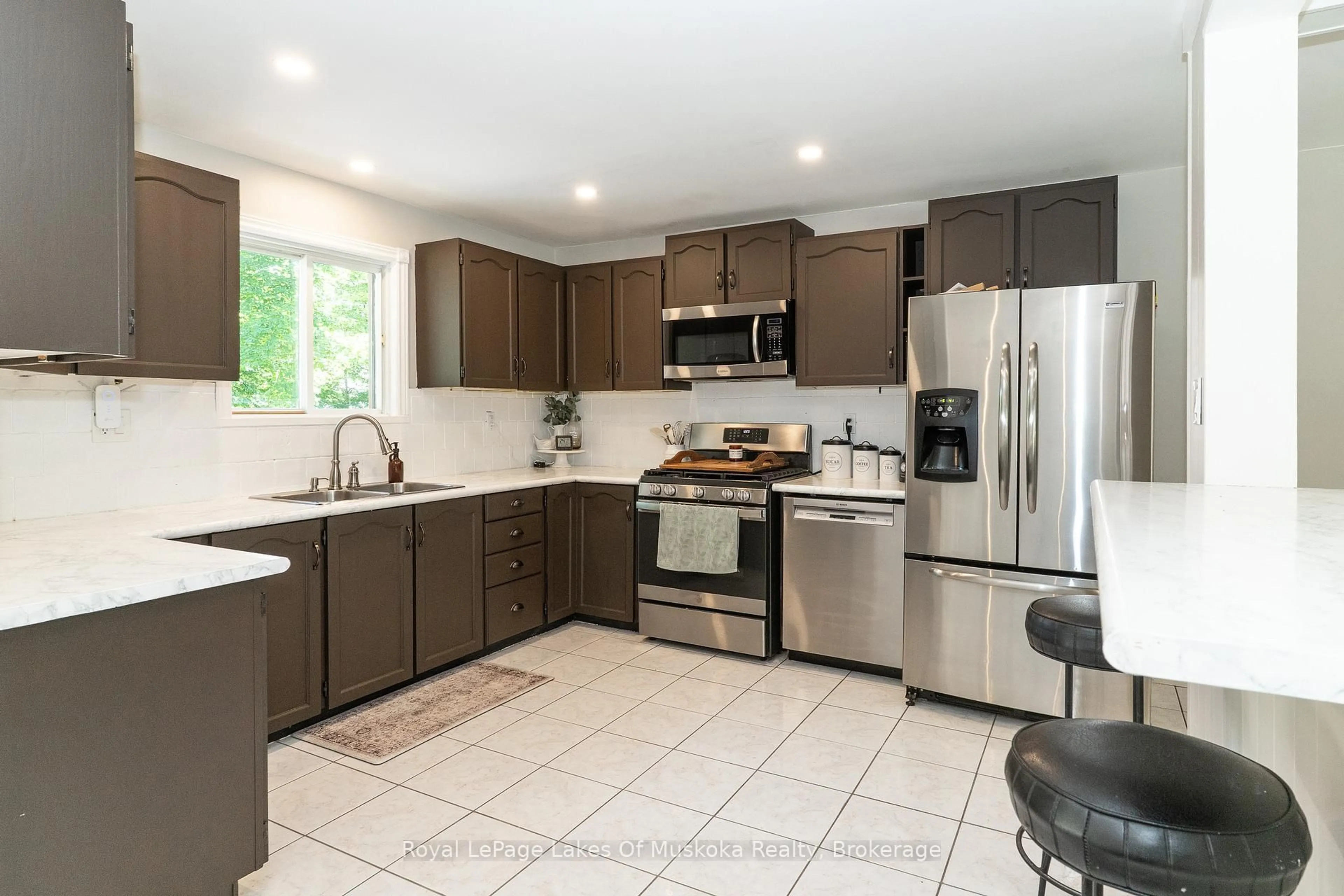 Open concept kitchen, ceramic/tile floor for 220 Alexander St, Gravenhurst Ontario P1P 1A6