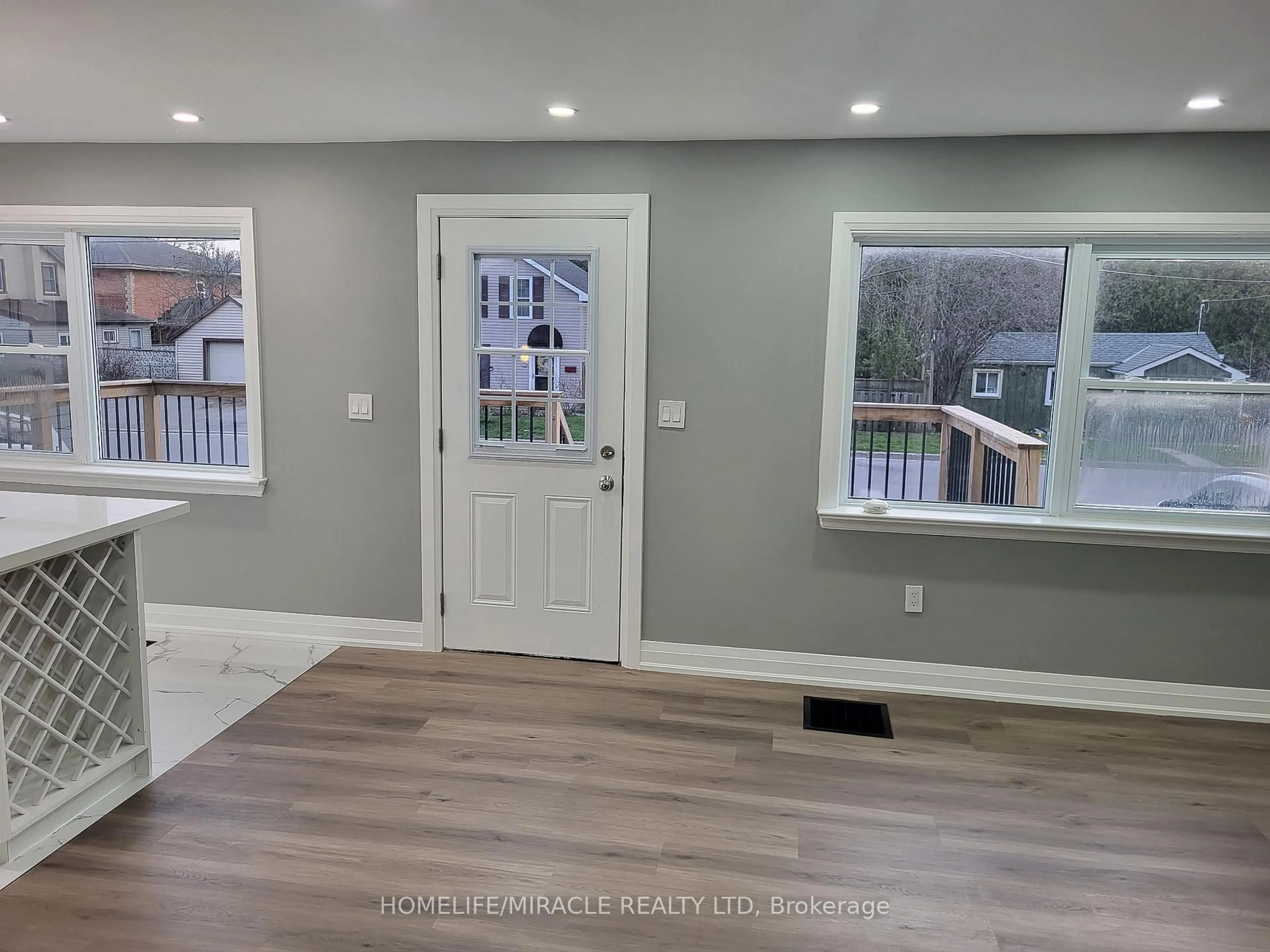 Indoor entryway for 254 Margaret St, Cobourg Ontario K9A 2Z7