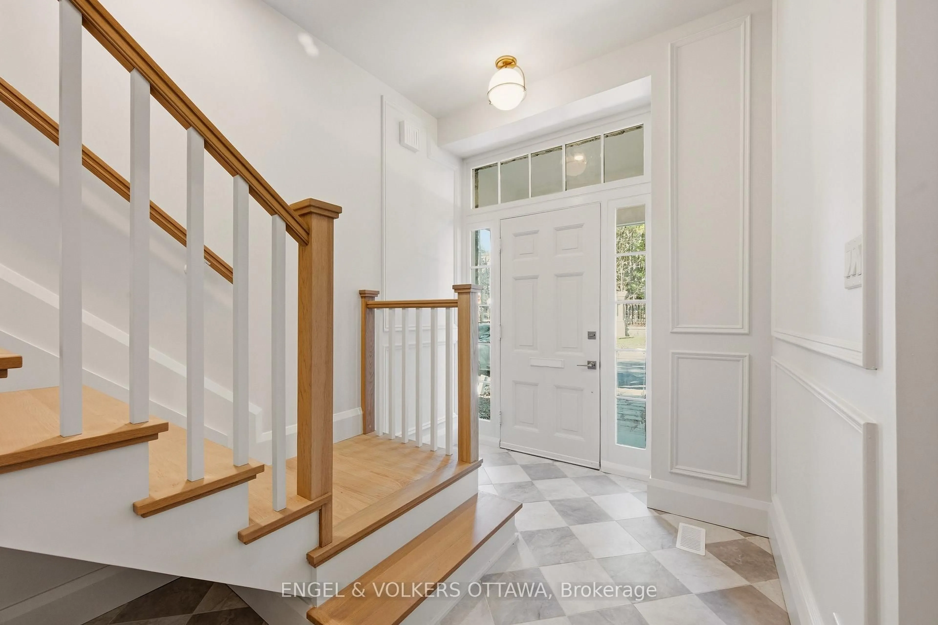 Indoor entryway for 35 MacKay St, Ottawa Ontario K1M 2B2