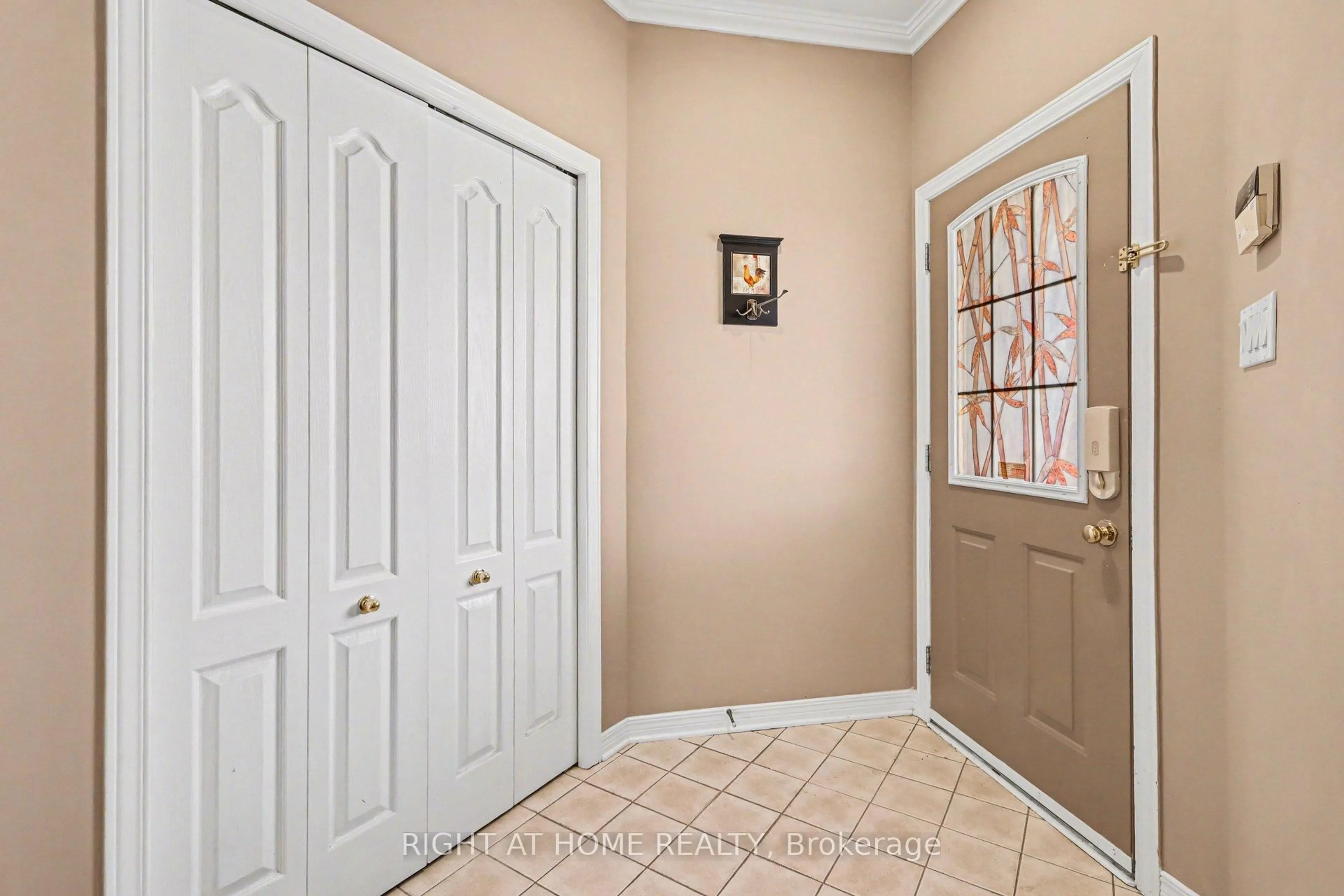 Indoor entryway for 257 Stoneway Dr, Ottawa Ontario K2G 6E9