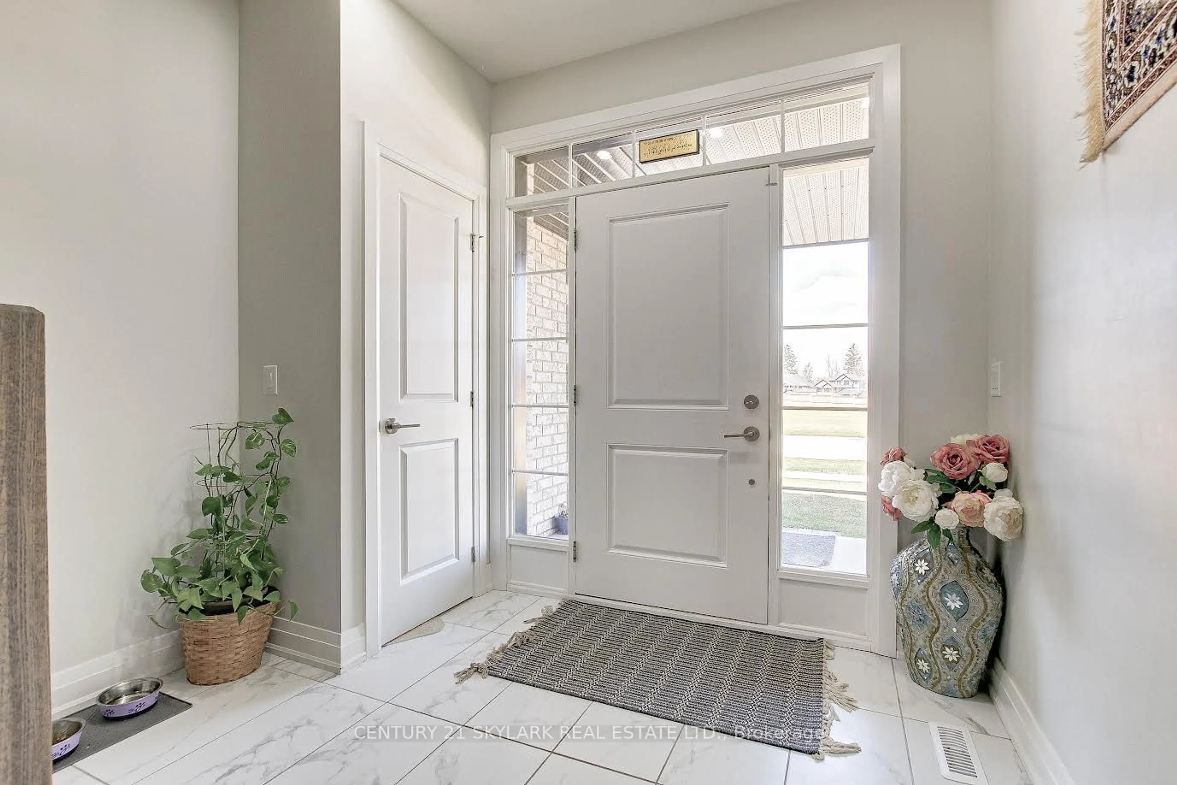 Indoor entryway for 2033 Lockwood Cres, Strathroy-Caradoc Ontario N0L 1W0