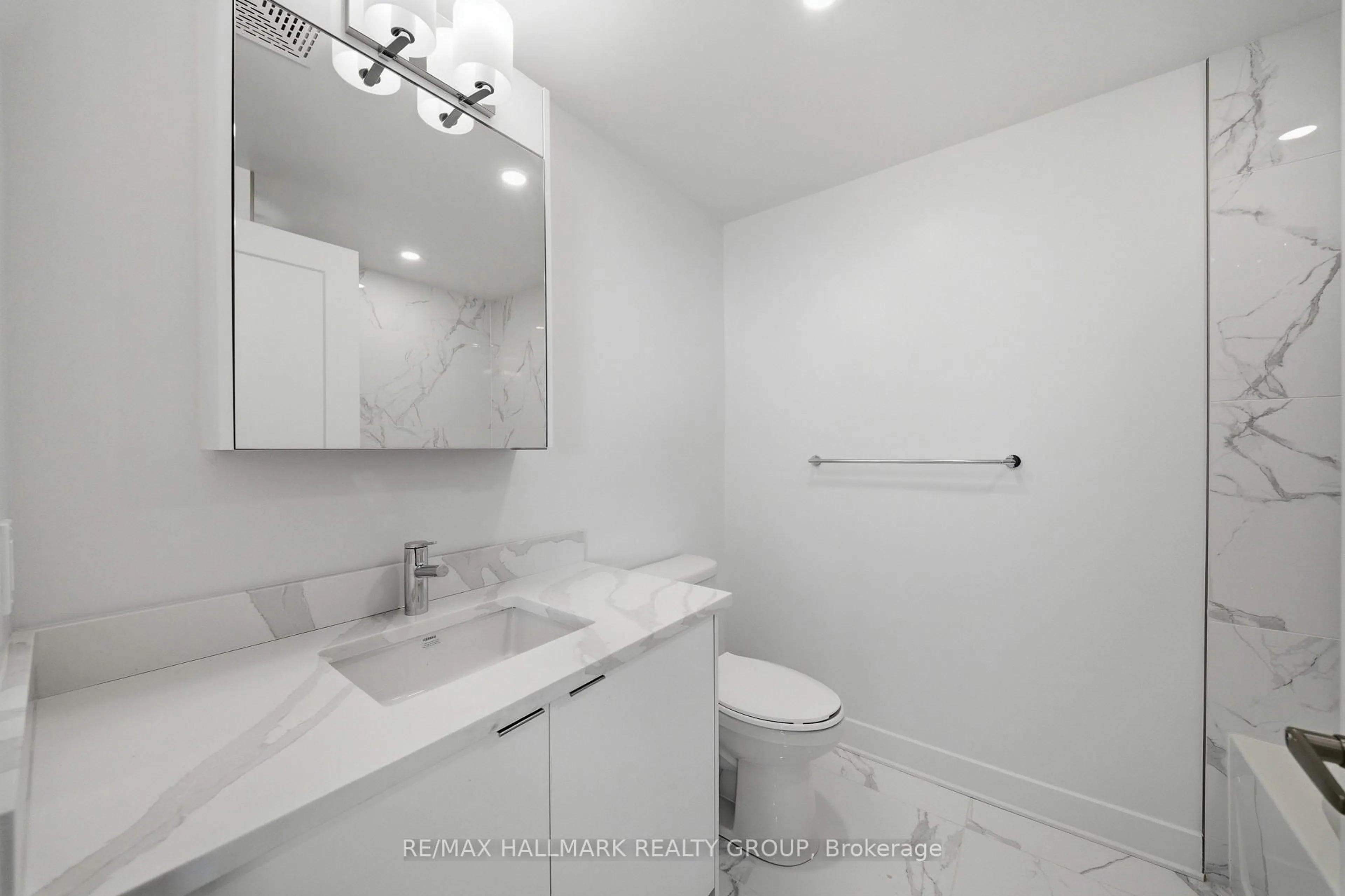 Standard bathroom, ceramic/tile floor for 180 George St #1407, Ottawa Ontario K1N 0G8