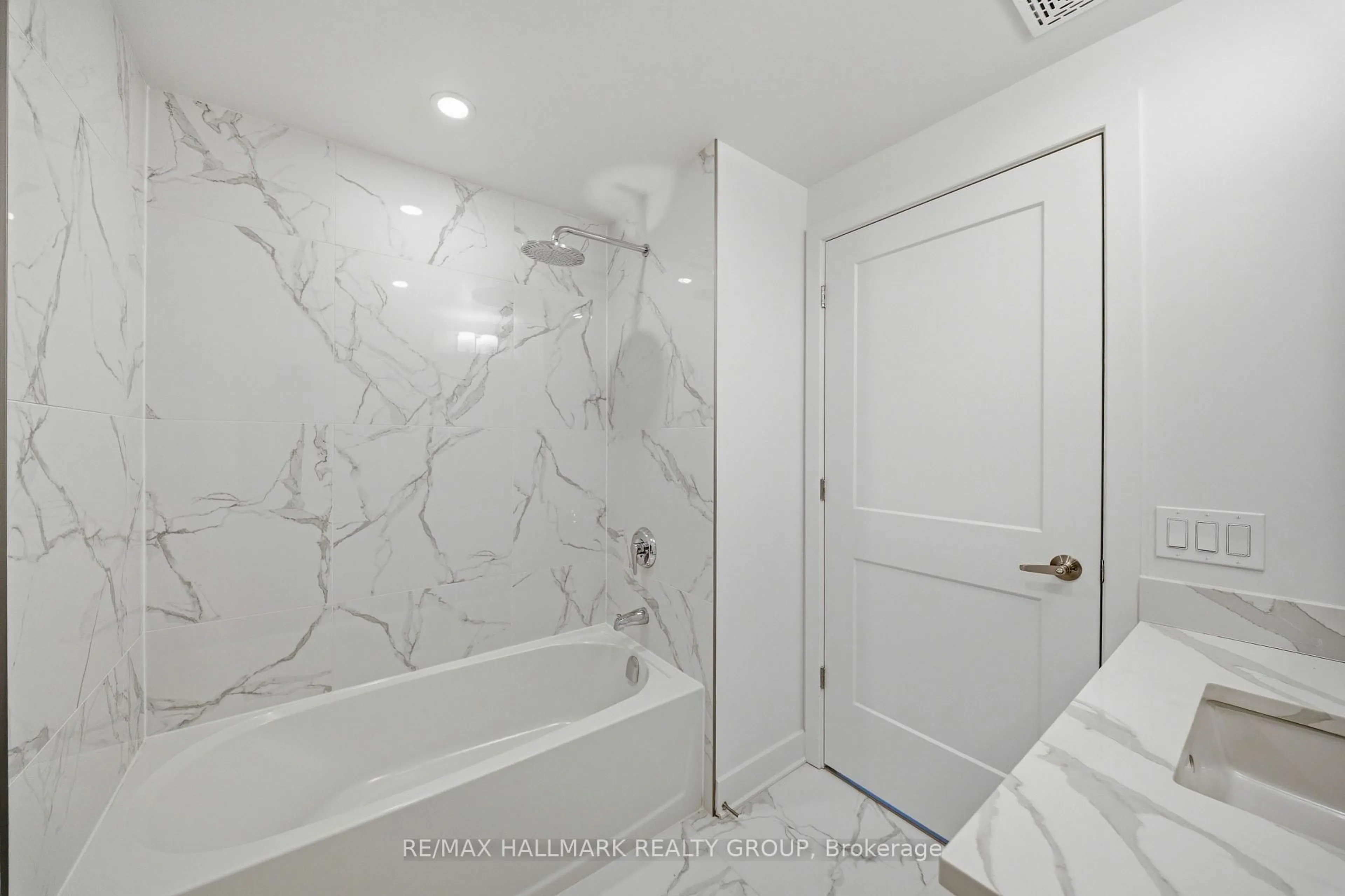 Standard bathroom, ceramic/tile floor for 180 George St #1407, Ottawa Ontario K1N 0G8