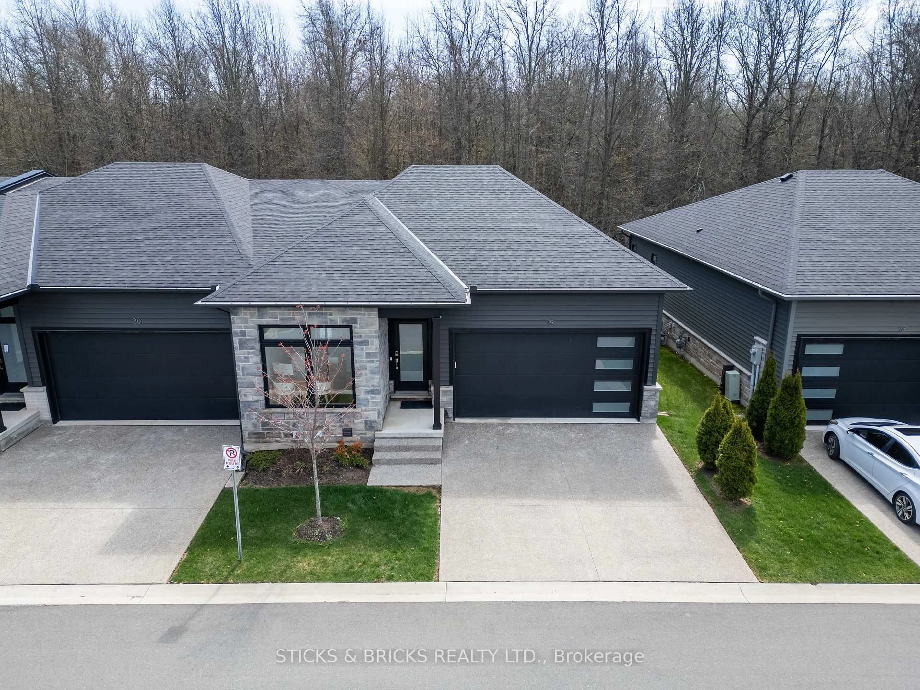 A pic from outside/outdoor area/front of a property/back of a property/a pic from drone, street for 9150 Willoughby Dr #19, Niagara Falls Ontario L2G 0Z5