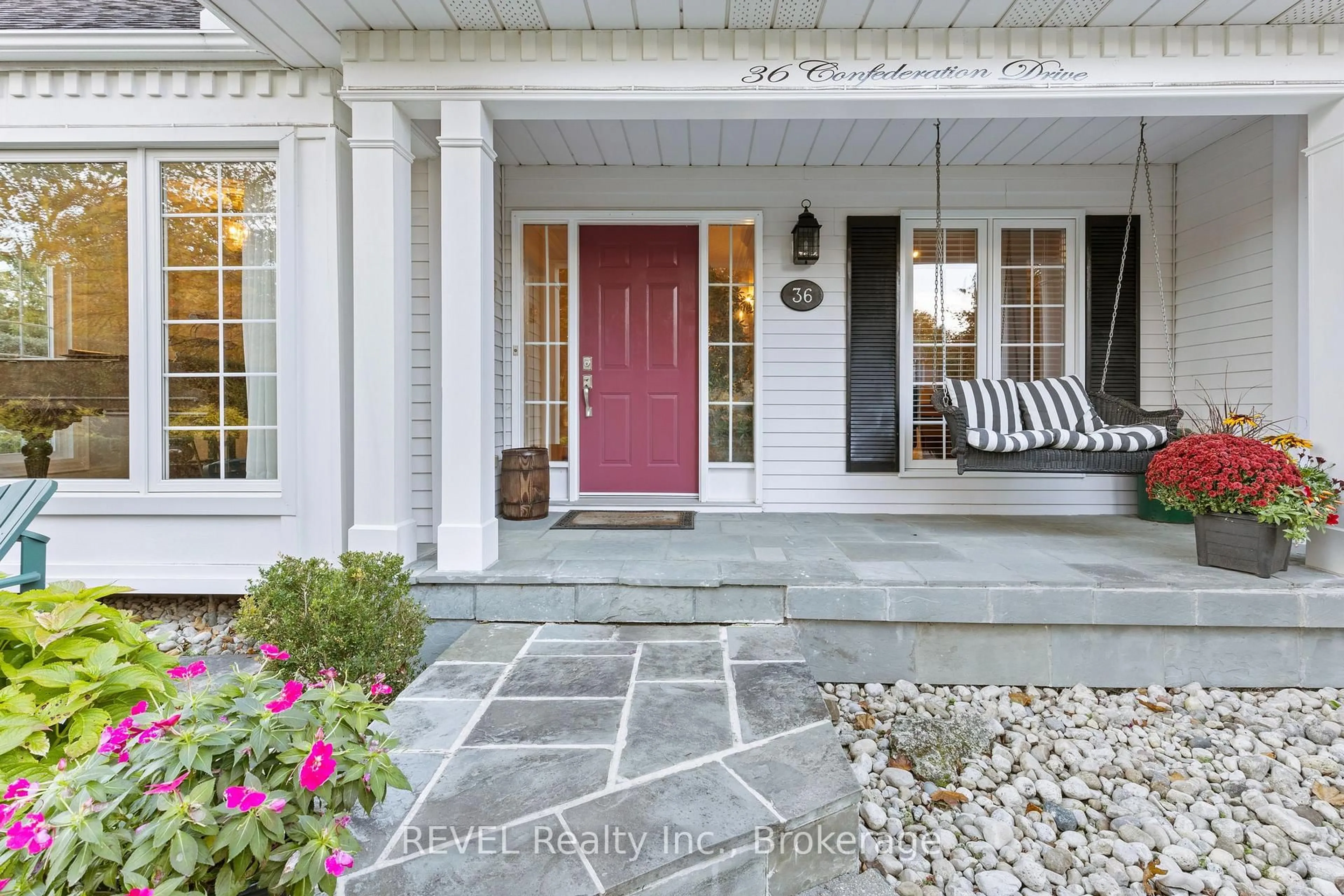 Indoor entryway for 36 Confederation Dr, Niagara-on-the-Lake Ontario L0S 1J0