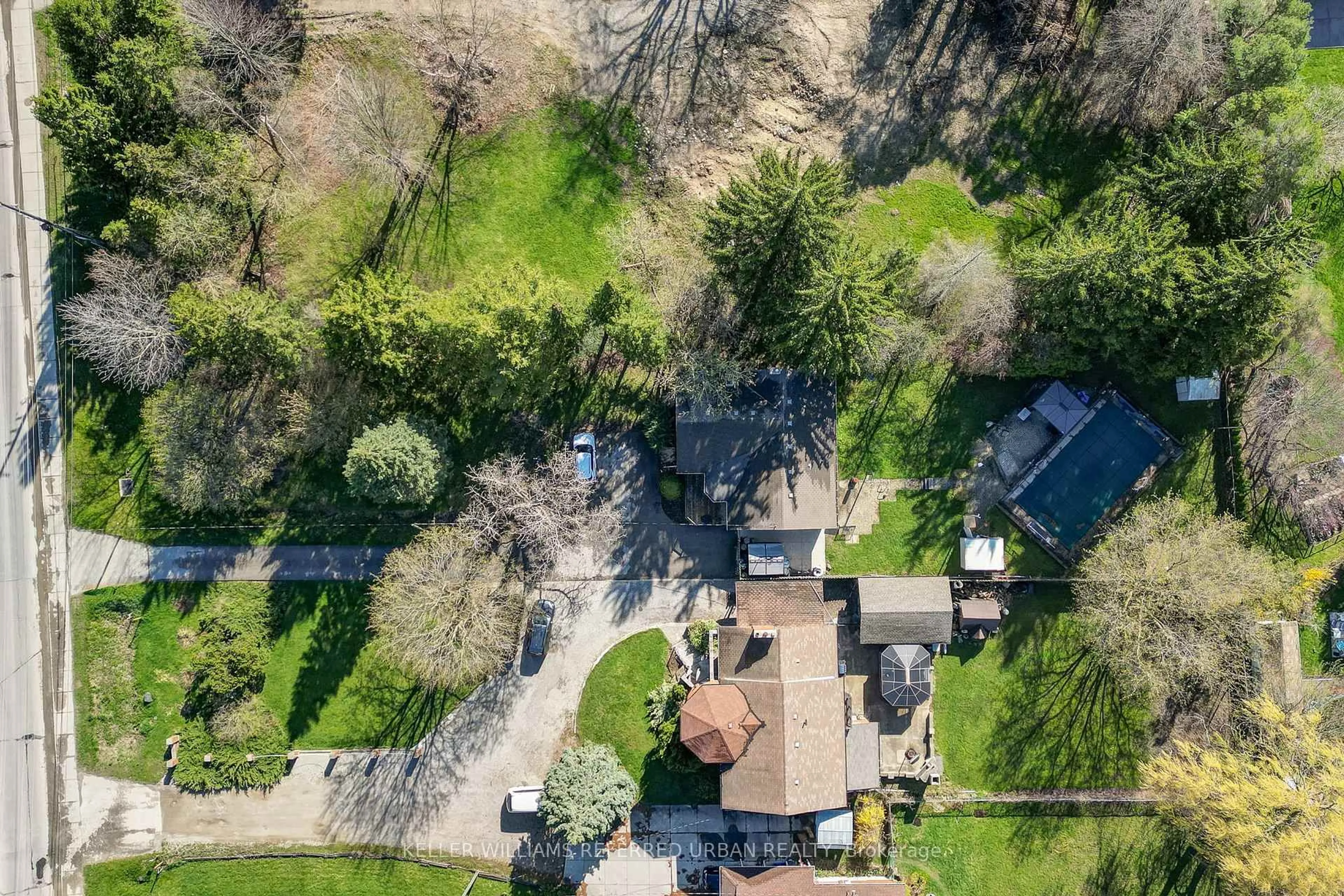 A pic from outside/outdoor area/front of a property/back of a property/a pic from drone, street for 610 Commissioners Rd, London South Ontario N6K 1B8