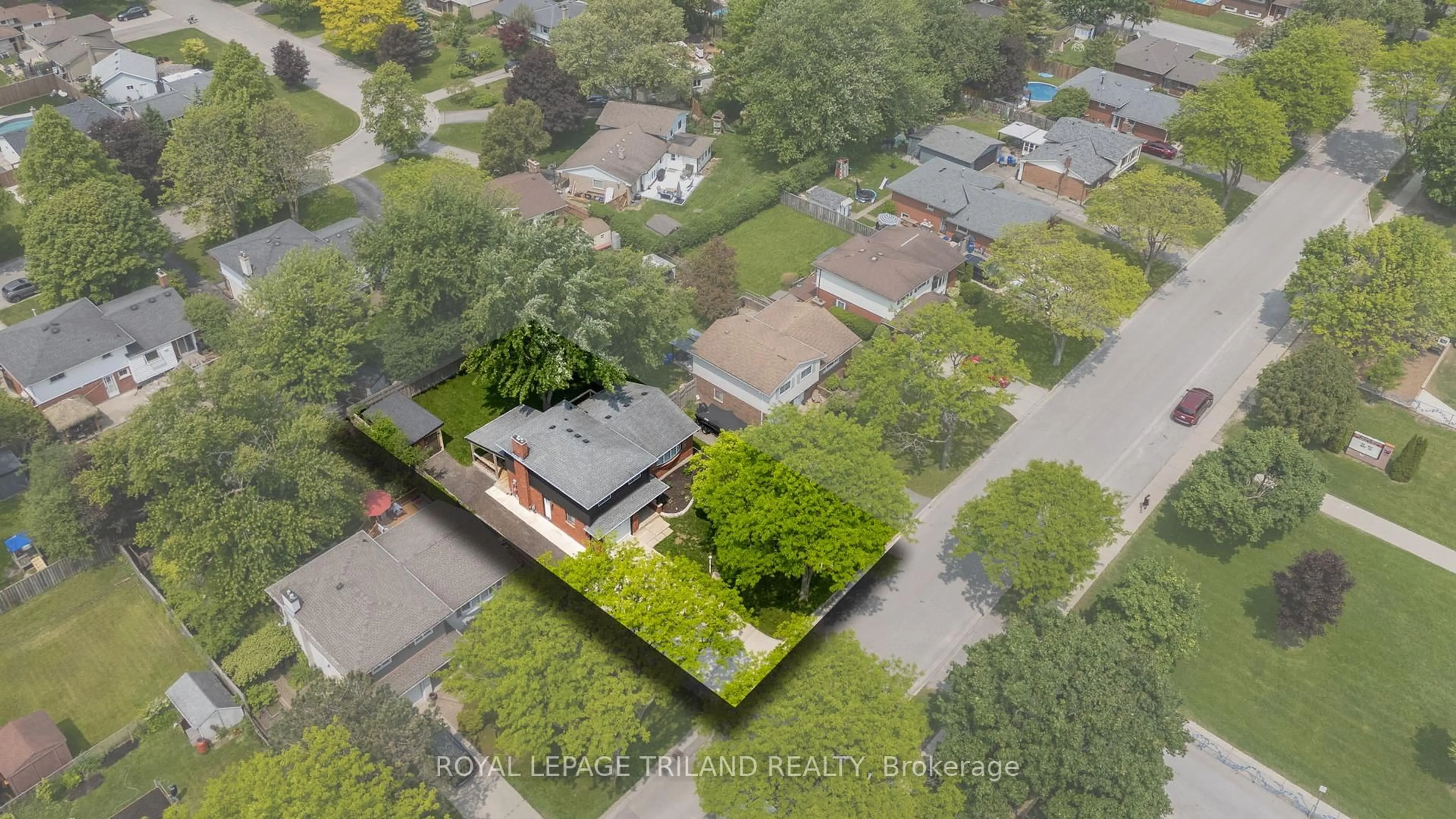 A pic from outside/outdoor area/front of a property/back of a property/a pic from drone, street for 93 St Lawrence Blvd, London South Ontario N6J 2X2