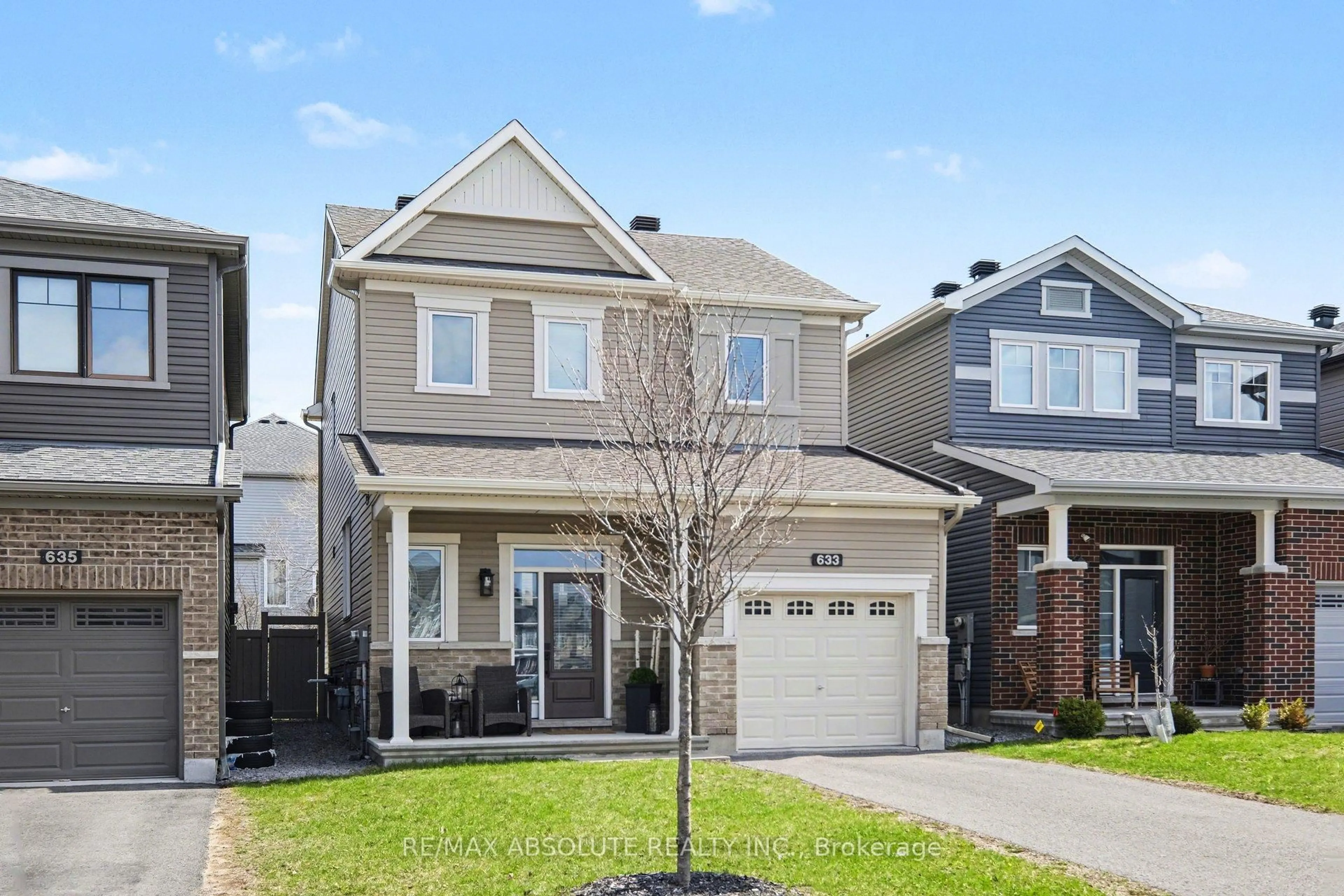 Home with vinyl exterior material, street for 633 Geranium Walk, Stittsville Ontario K2S 2J3