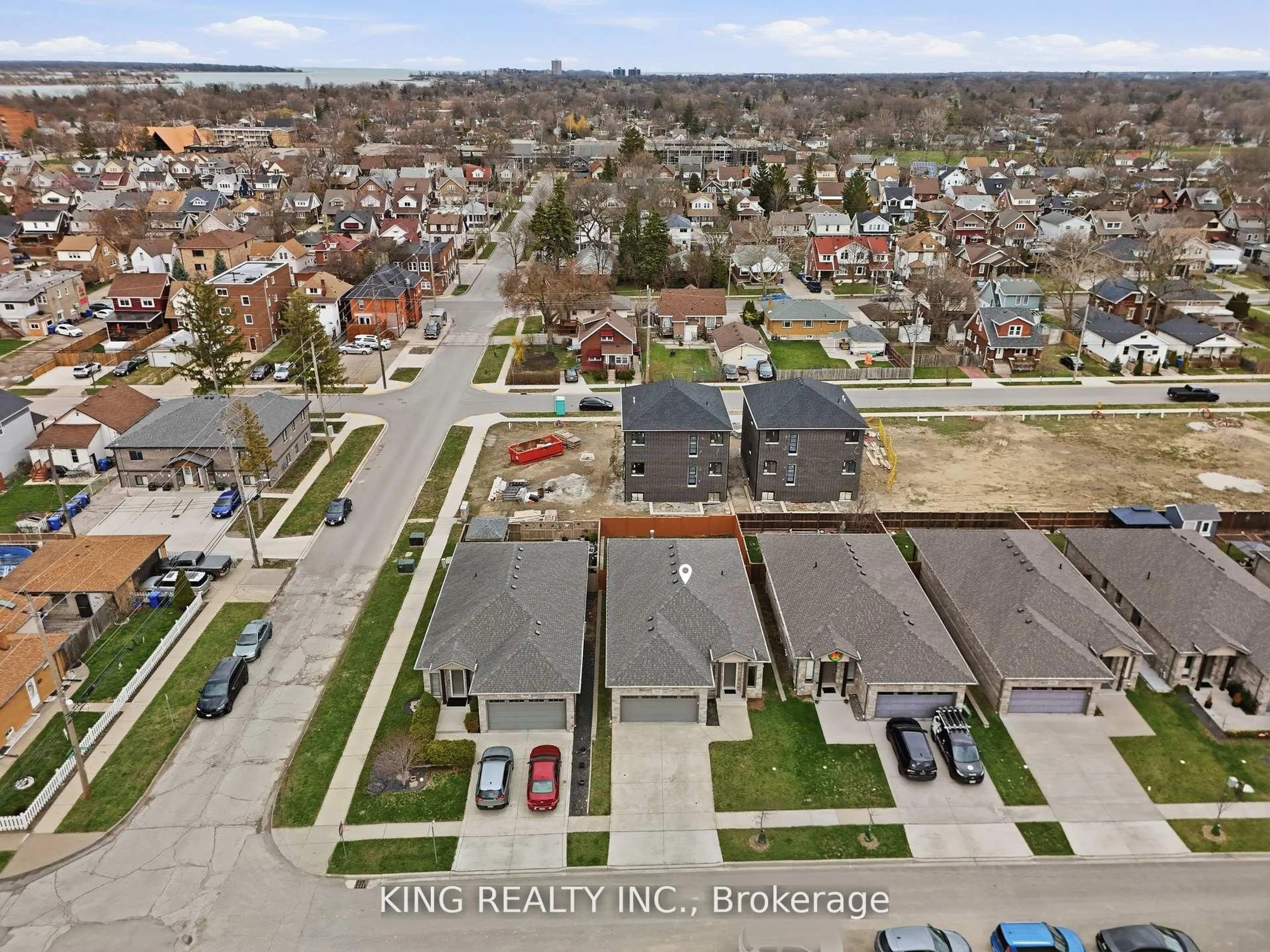 A pic from outside/outdoor area/front of a property/back of a property/a pic from drone, street for 914 ELLROSE Ave, Windsor Ontario N8Y 3W9