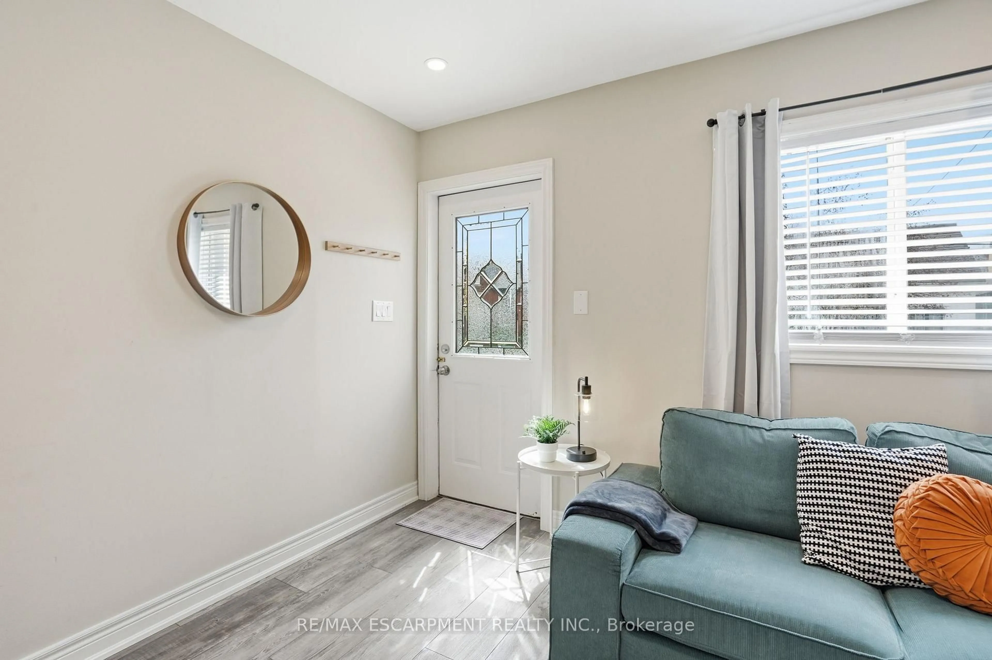 Indoor entryway for 390 Hunter St, Hamilton Ontario L8P 1S9