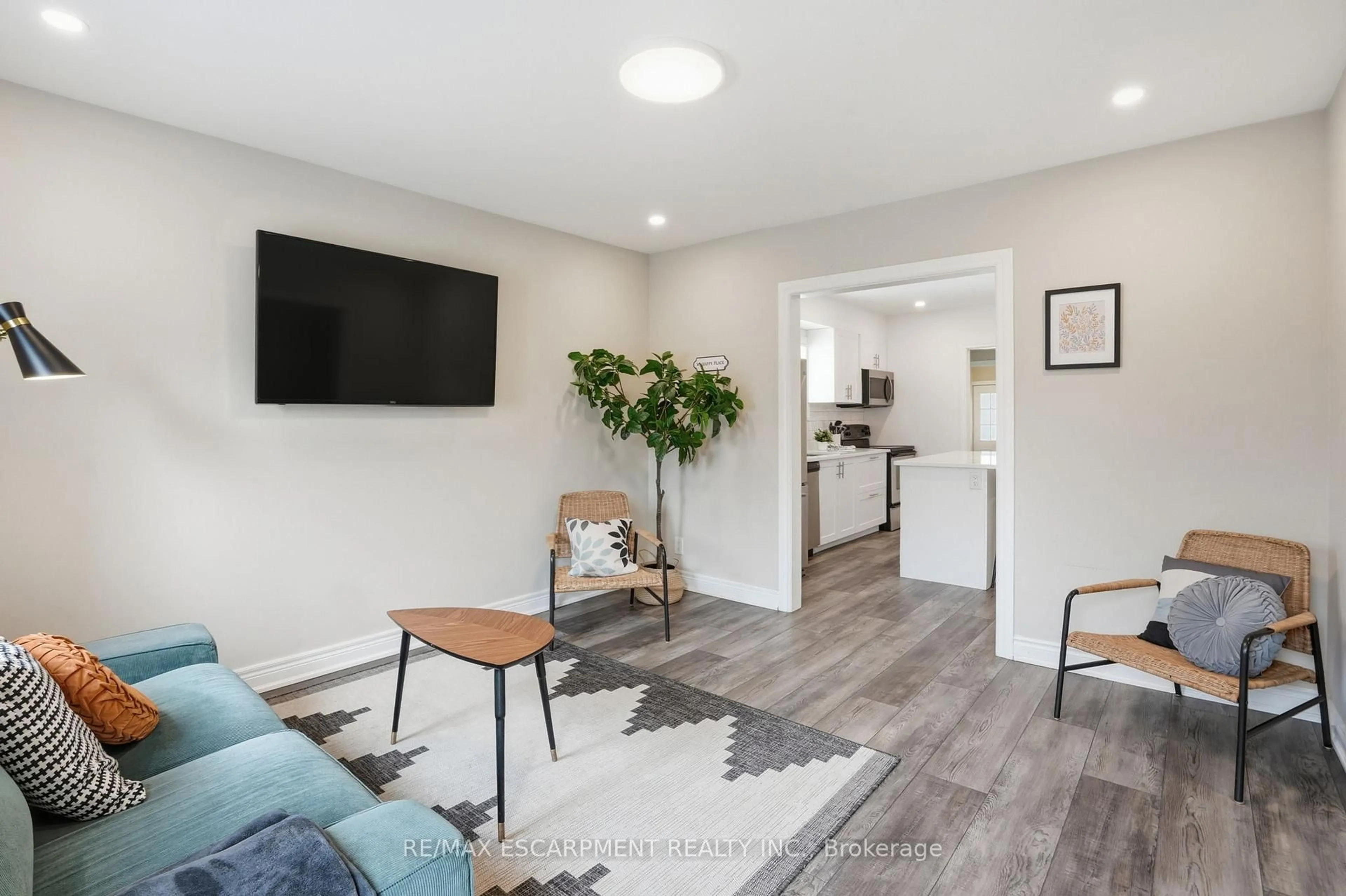 Unknown for 390 Hunter St, Hamilton Ontario L8P 1S9