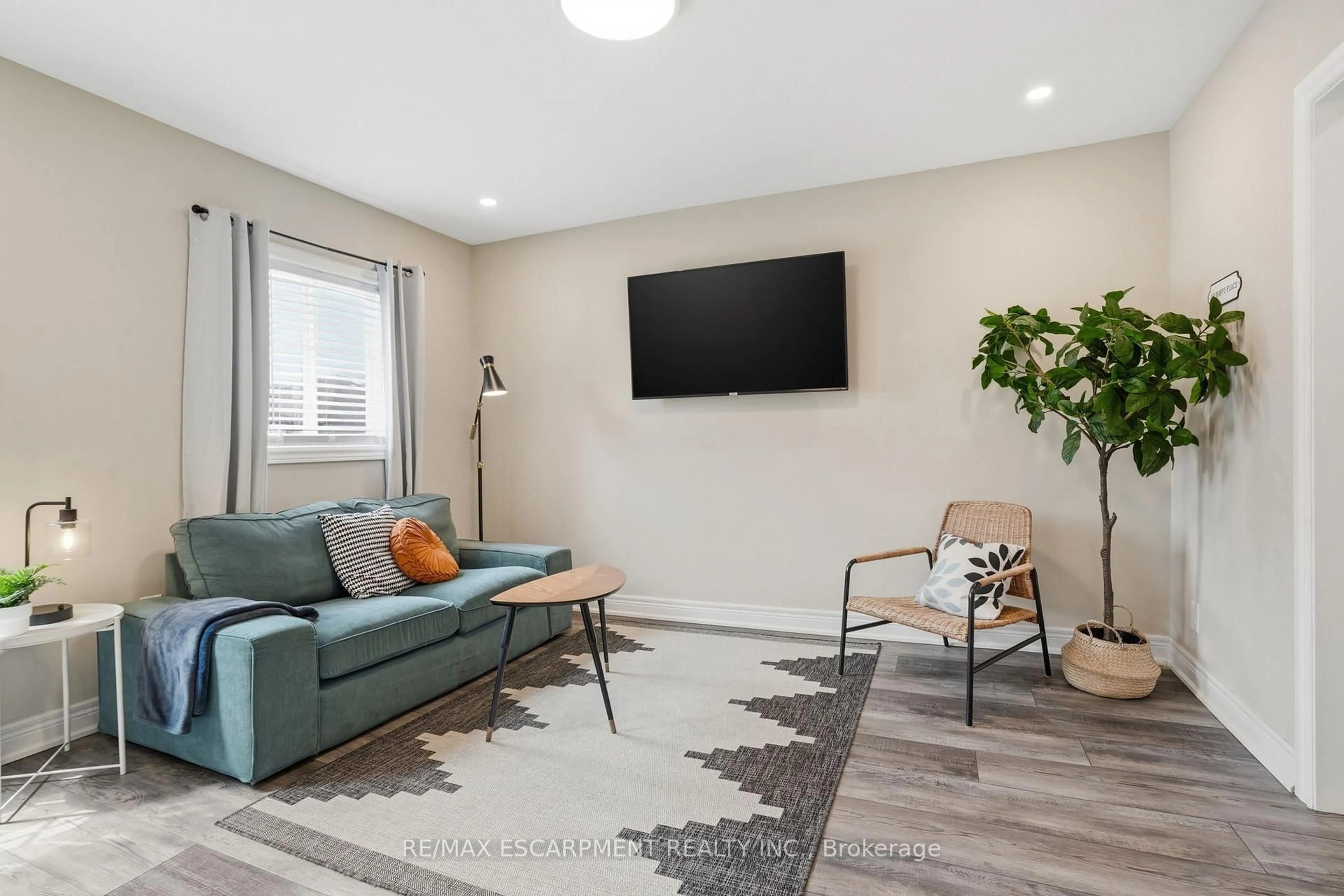 Living room with furniture, unknown for 390 Hunter St, Hamilton Ontario L8P 1S9