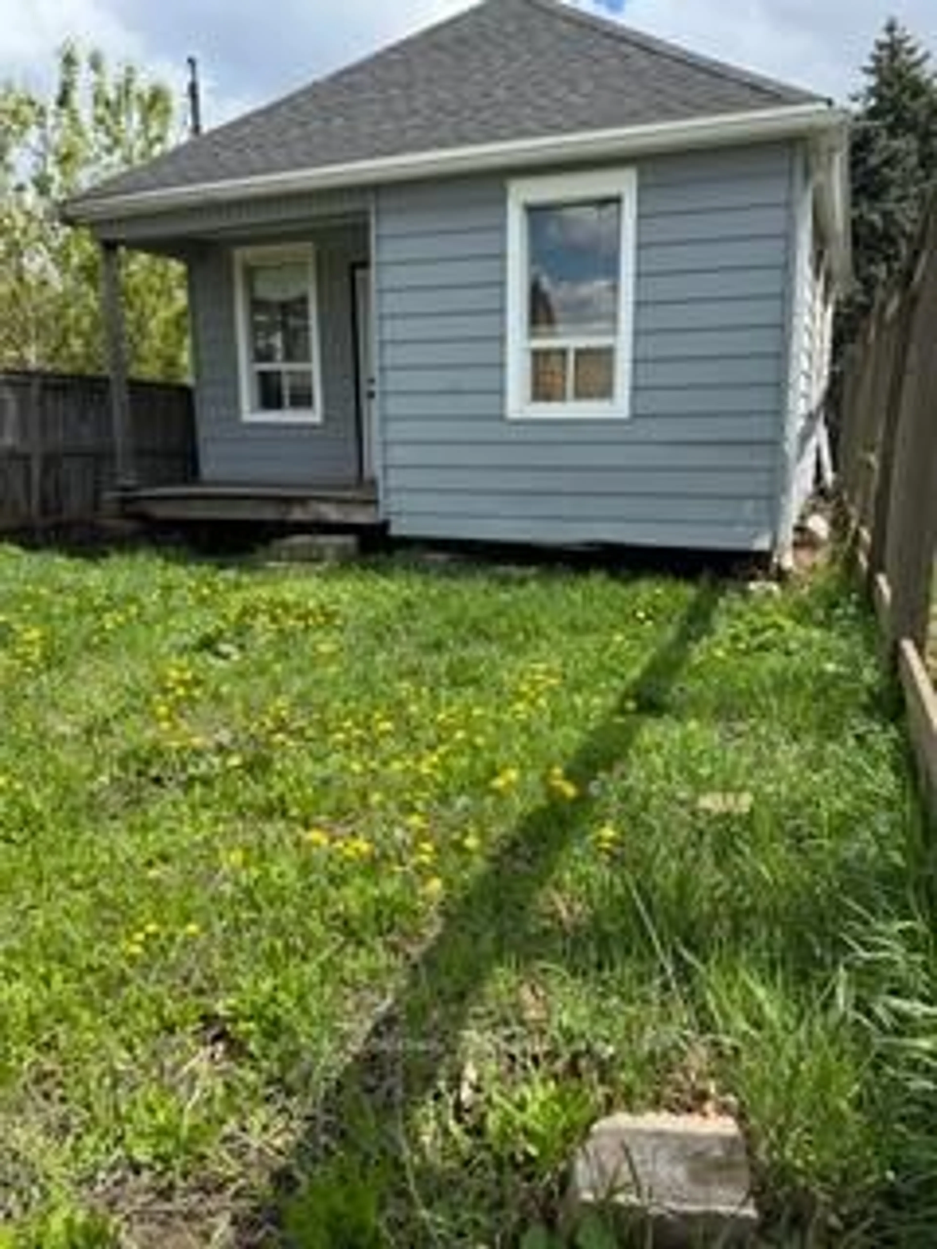 Shed for 230 Cope St, Hamilton Ontario L8H 5B5