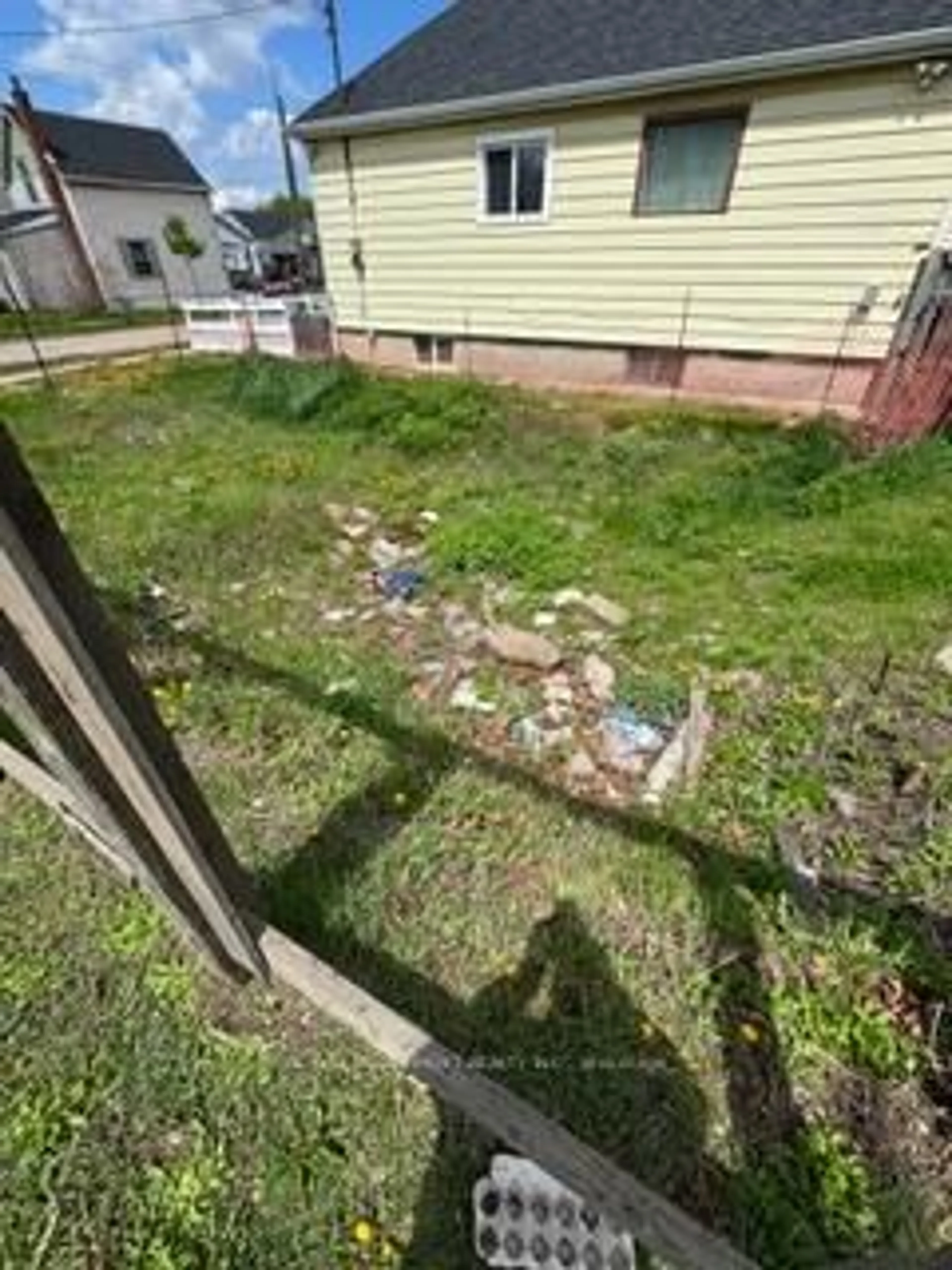 Unknown for 230 Cope St, Hamilton Ontario L8H 5B5