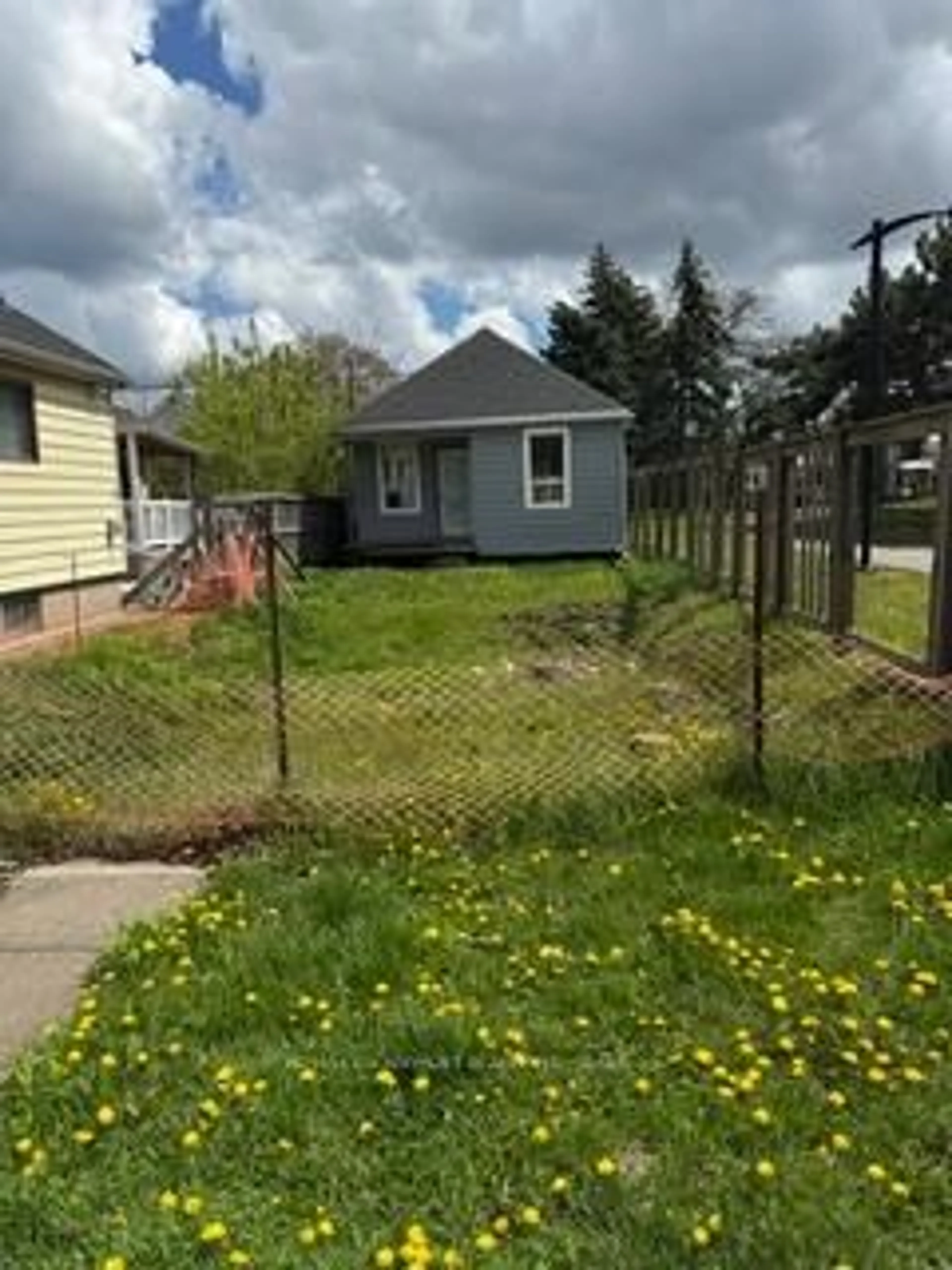 A pic from outside/outdoor area/front of a property/back of a property/a pic from drone, street for 230 Cope St, Hamilton Ontario L8H 5B5